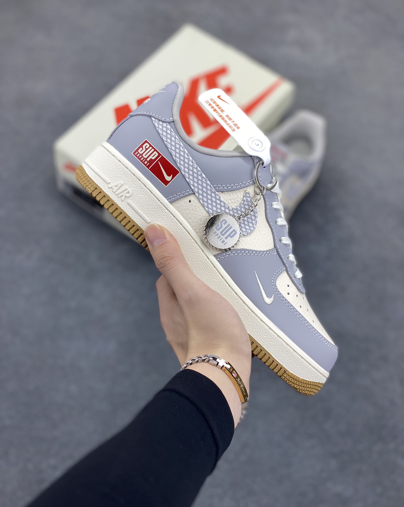 NIke Air Force 1 \’07 Low “Supreme联名——亮灰生胶”空军一号 低帮 运动鞋 休闲鞋 折边针车 工艺难度大 原楦头原纸板 原装鞋盒 定制五金配件 内置全掌气垫 原厂鞋底 货号:KK1988-075 尺码:36 36.5 37.5 38 38.5 39 40 40.5 41 42 42.5 43 44 44.5 45-选品中心