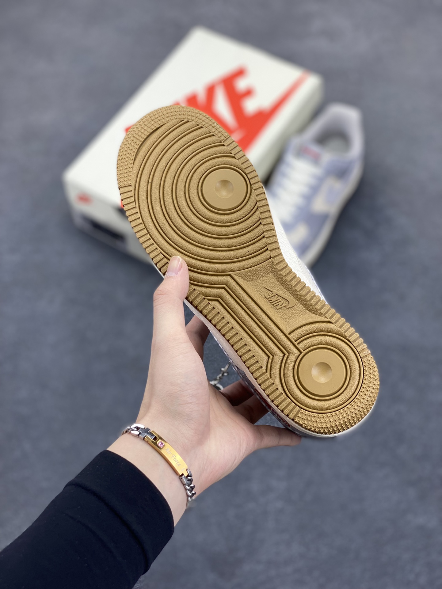 图片[5]-NIke Air Force 1 \’07 Low “Supreme联名——亮灰生胶”空军一号 低帮 运动鞋 休闲鞋 折边针车 工艺难度大 原楦头原纸板 原装鞋盒 定制五金配件 内置全掌气垫 原厂鞋底 货号：KK1988-075 尺码：36 36.5 37.5 38 38.5 39 40 40.5 41 42 42.5 43 44 44.5 45-选品中心