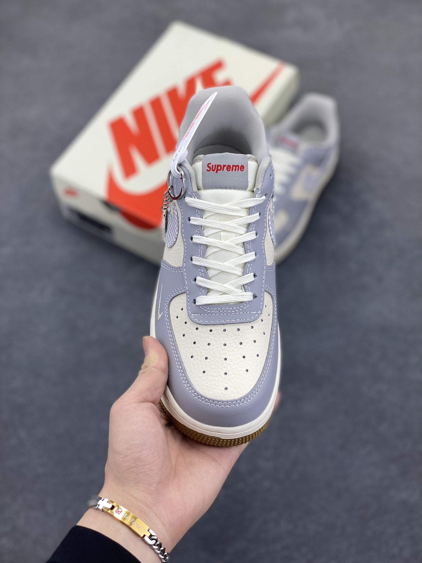 图片[2]-NIke Air Force 1 \’07 Low “Supreme联名——亮灰生胶”空军一号 低帮 运动鞋 休闲鞋 折边针车 工艺难度大 原楦头原纸板 原装鞋盒 定制五金配件 内置全掌气垫 原厂鞋底 货号：KK1988-075 尺码：36 36.5 37.5 38 38.5 39 40 40.5 41 42 42.5 43 44 44.5 45-选品中心