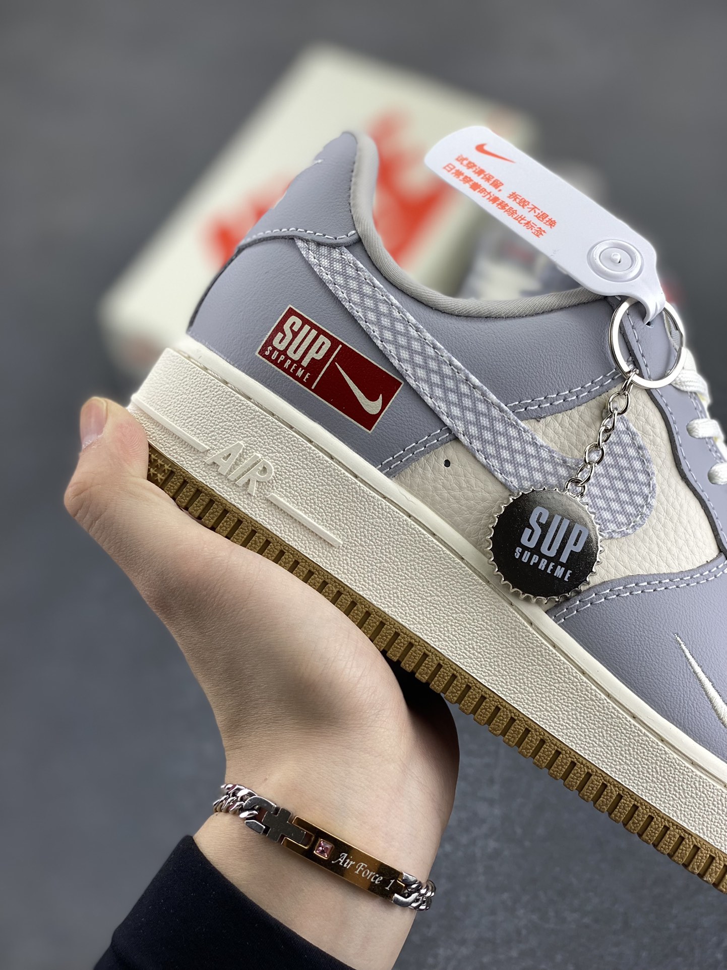 图片[6]-NIke Air Force 1 \’07 Low “Supreme联名——亮灰生胶”空军一号 低帮 运动鞋 休闲鞋 折边针车 工艺难度大 原楦头原纸板 原装鞋盒 定制五金配件 内置全掌气垫 原厂鞋底 货号：KK1988-075 尺码：36 36.5 37.5 38 38.5 39 40 40.5 41 42 42.5 43 44 44.5 45-选品中心