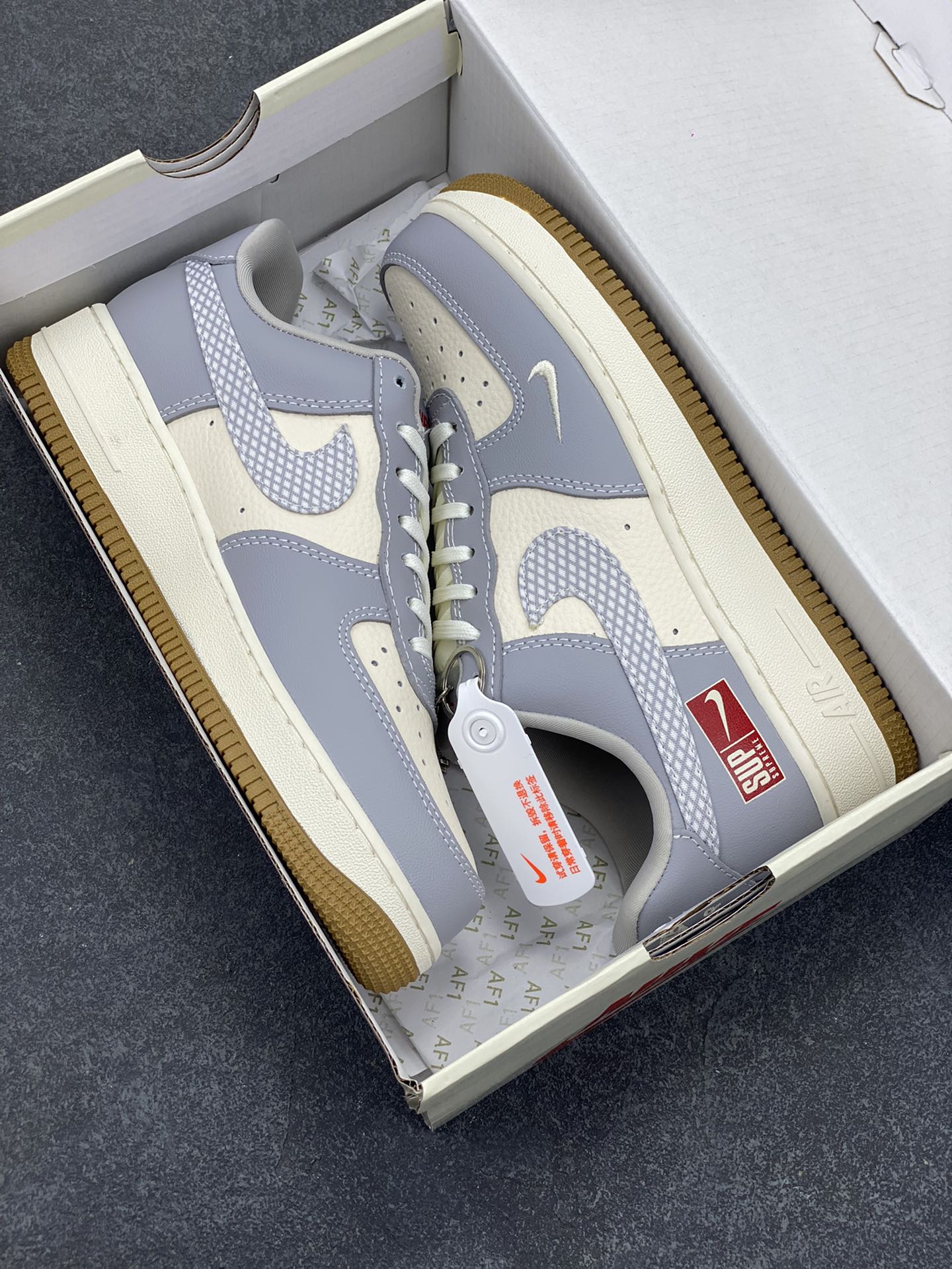 图片[9]-NIke Air Force 1 \’07 Low “Supreme联名——亮灰生胶”空军一号 低帮 运动鞋 休闲鞋 折边针车 工艺难度大 原楦头原纸板 原装鞋盒 定制五金配件 内置全掌气垫 原厂鞋底 货号：KK1988-075 尺码：36 36.5 37.5 38 38.5 39 40 40.5 41 42 42.5 43 44 44.5 45-选品中心