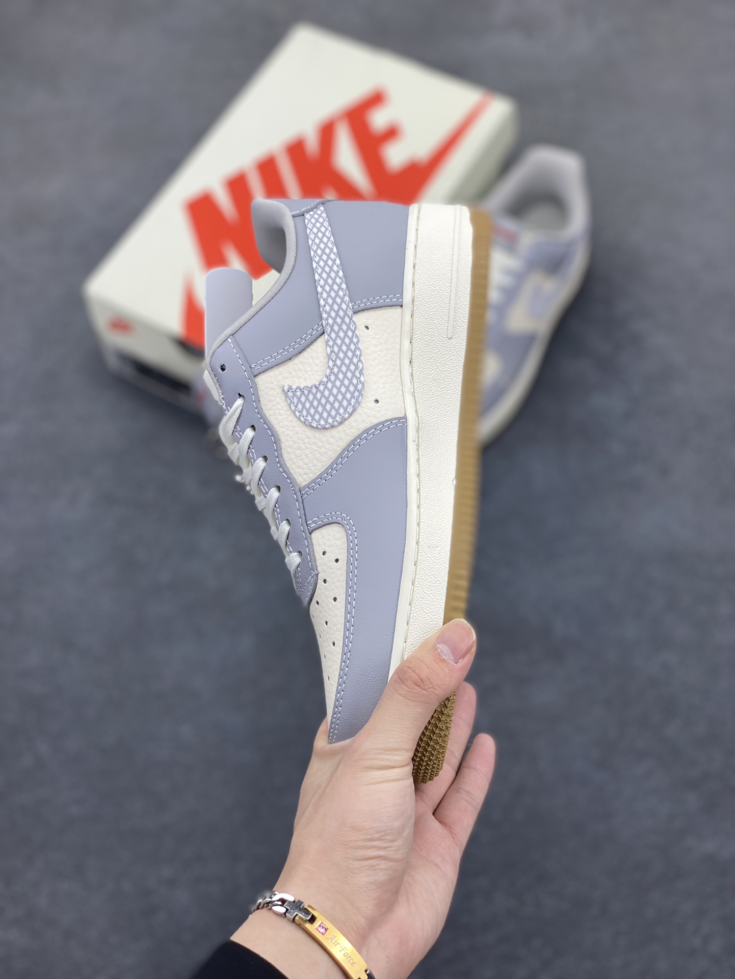 图片[3]-NIke Air Force 1 \’07 Low “Supreme联名——亮灰生胶”空军一号 低帮 运动鞋 休闲鞋 折边针车 工艺难度大 原楦头原纸板 原装鞋盒 定制五金配件 内置全掌气垫 原厂鞋底 货号：KK1988-075 尺码：36 36.5 37.5 38 38.5 39 40 40.5 41 42 42.5 43 44 44.5 45-选品中心