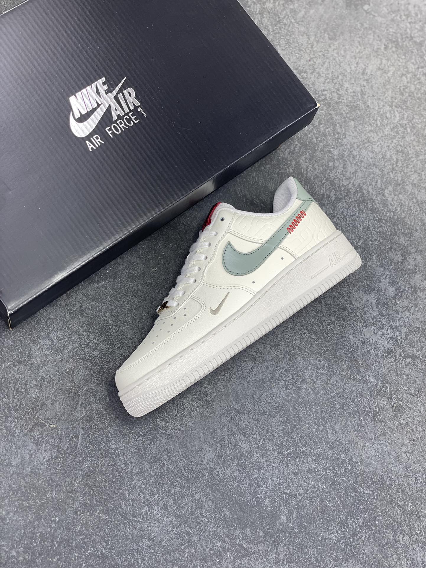 图片[7]-独家全新开模 纯原版本💯 Nike Air Force 1 \’07 Low 空军一号低帮运动板鞋 灰白 原装级别 原楦头原纸板 打造纯正空军版型#专注外贸渠道 全掌内置蜂窝气垫 #原盒配件 原厂中底钢印、拉帮完美 货号：FD9763-101 尺码：36 36.5 37.5 38 38.5 39 40 40.5 41 42 42.5 43 44 44.5 45-选品中心