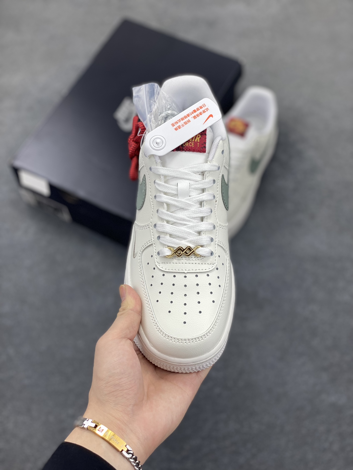 图片[2]-独家全新开模 纯原版本💯 Nike Air Force 1 \’07 Low 空军一号低帮运动板鞋 灰白 原装级别 原楦头原纸板 打造纯正空军版型#专注外贸渠道 全掌内置蜂窝气垫 #原盒配件 原厂中底钢印、拉帮完美 货号：FD9763-101 尺码：36 36.5 37.5 38 38.5 39 40 40.5 41 42 42.5 43 44 44.5 45-选品中心