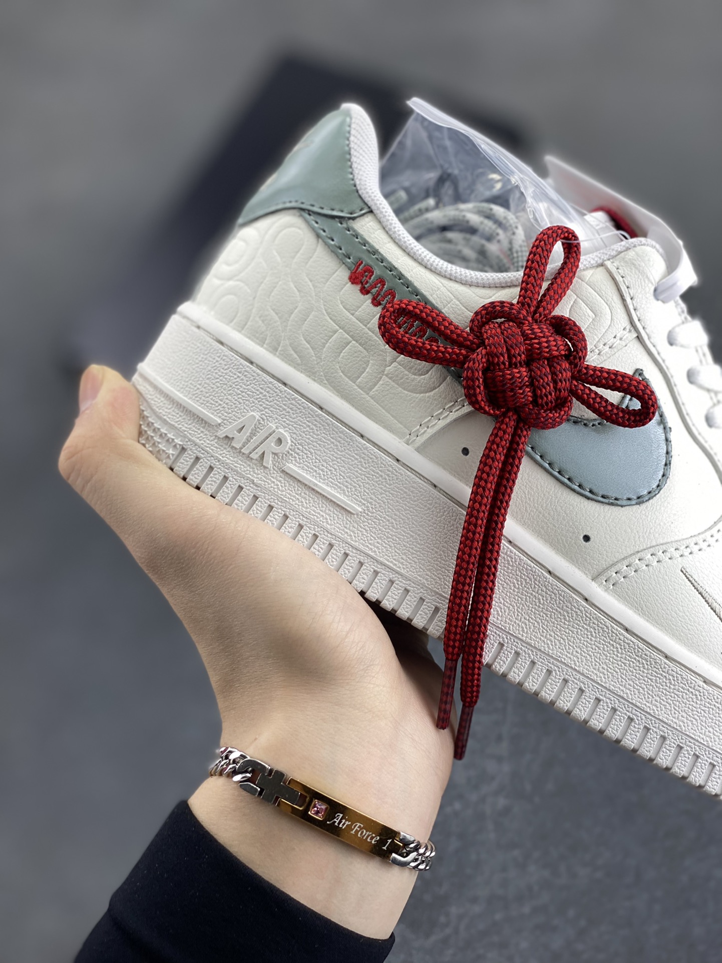 图片[6]-独家全新开模 纯原版本💯 Nike Air Force 1 \’07 Low 空军一号低帮运动板鞋 灰白 原装级别 原楦头原纸板 打造纯正空军版型#专注外贸渠道 全掌内置蜂窝气垫 #原盒配件 原厂中底钢印、拉帮完美 货号：FD9763-101 尺码：36 36.5 37.5 38 38.5 39 40 40.5 41 42 42.5 43 44 44.5 45-选品中心