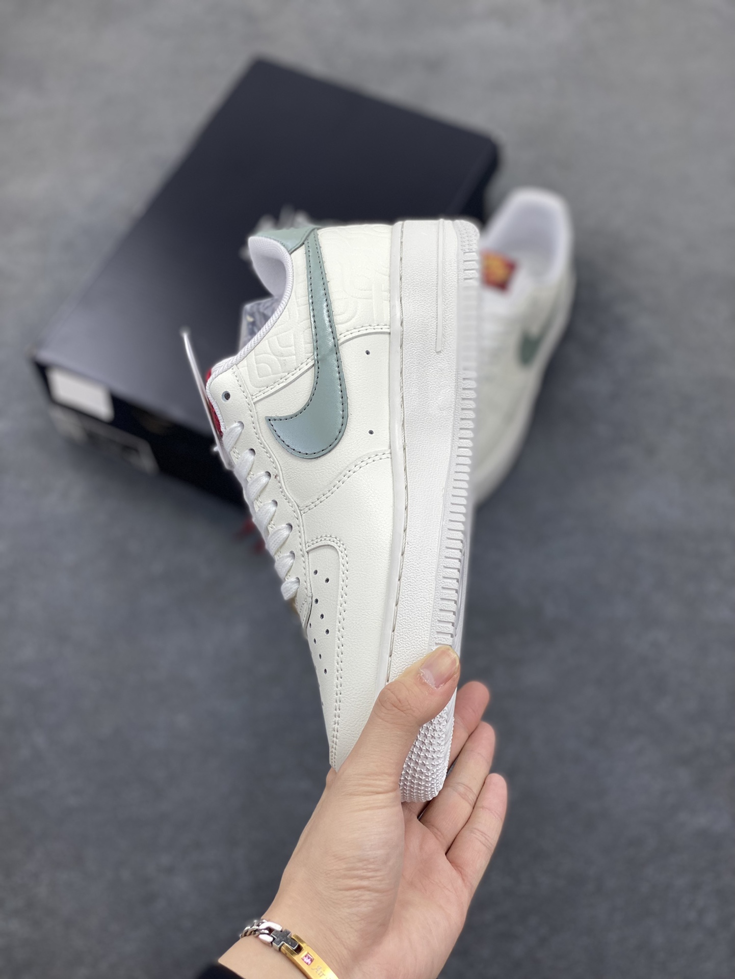图片[3]-独家全新开模 纯原版本💯 Nike Air Force 1 \’07 Low 空军一号低帮运动板鞋 灰白 原装级别 原楦头原纸板 打造纯正空军版型#专注外贸渠道 全掌内置蜂窝气垫 #原盒配件 原厂中底钢印、拉帮完美 货号：FD9763-101 尺码：36 36.5 37.5 38 38.5 39 40 40.5 41 42 42.5 43 44 44.5 45-选品中心