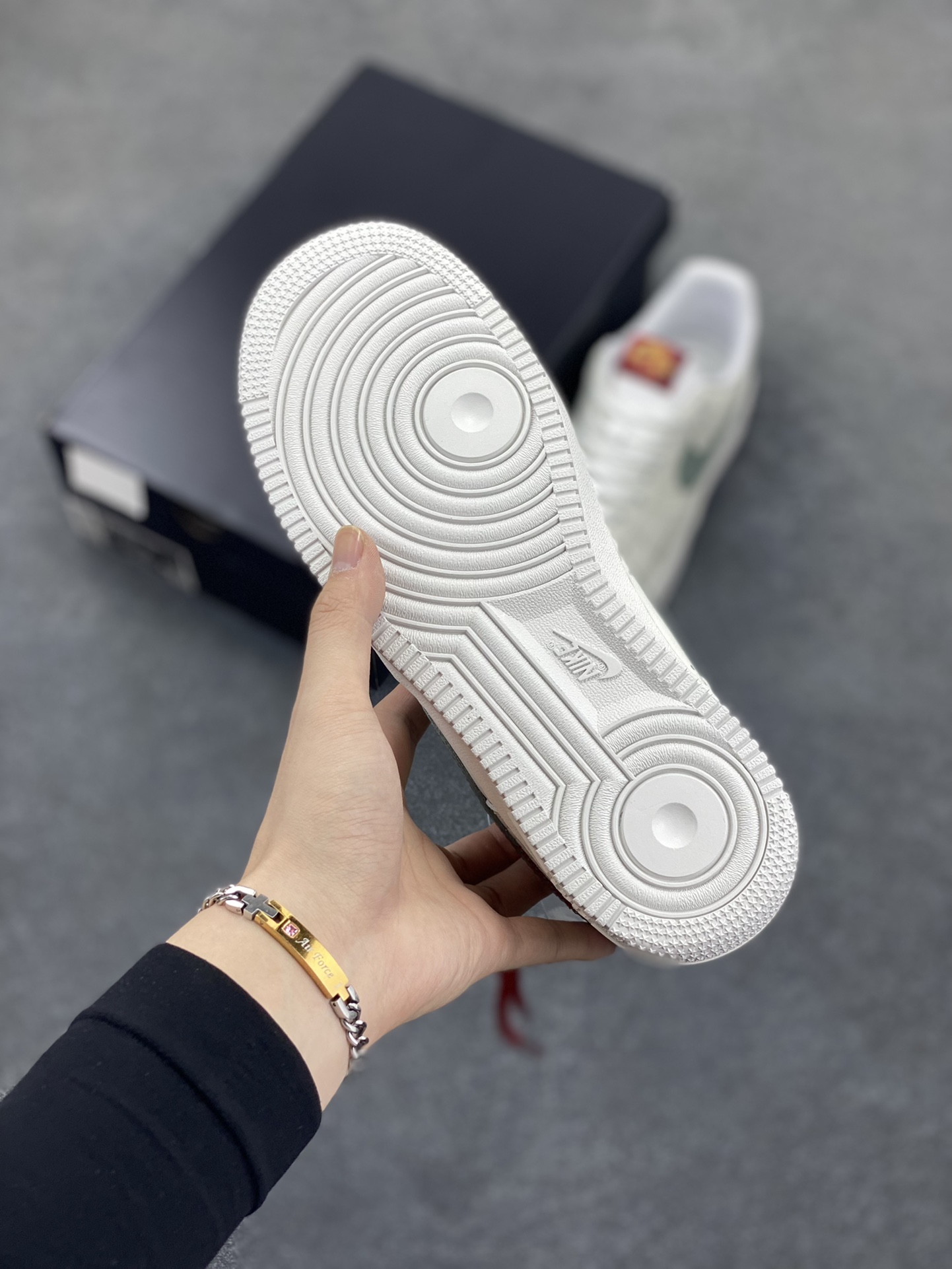 图片[5]-独家全新开模 纯原版本💯 Nike Air Force 1 \’07 Low 空军一号低帮运动板鞋 灰白 原装级别 原楦头原纸板 打造纯正空军版型#专注外贸渠道 全掌内置蜂窝气垫 #原盒配件 原厂中底钢印、拉帮完美 货号：FD9763-101 尺码：36 36.5 37.5 38 38.5 39 40 40.5 41 42 42.5 43 44 44.5 45-选品中心