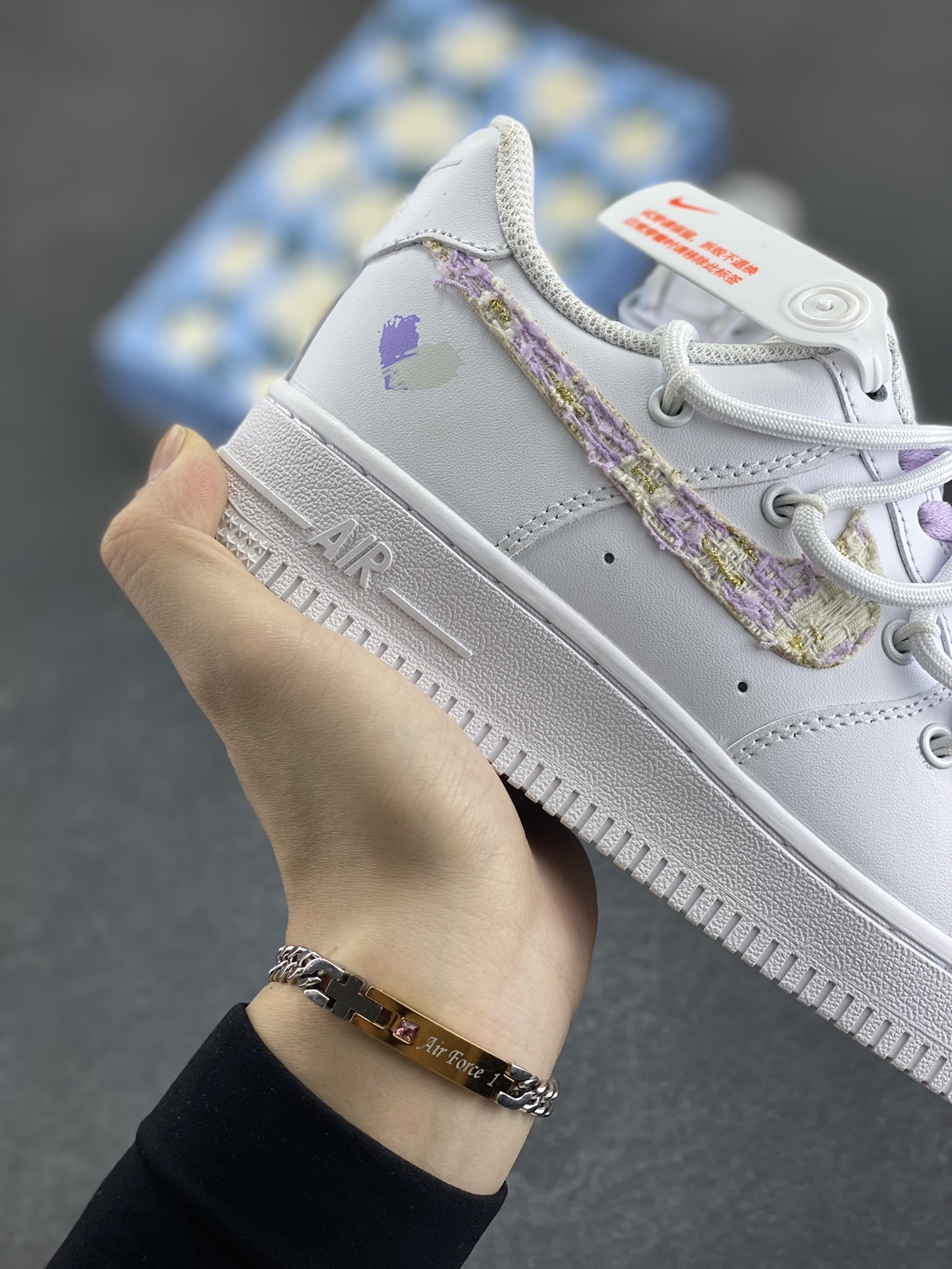 图片[6]-“紫色小香风”✨订制空军一号板鞋 ，该定制版球鞋选用原鞋款为Nike Air Force1空军一号低帮，此款设计灵感以梦幻紫为主题，配色上以紫白色为主，鞋后侧爱心涂鸦、鞋勾处有小香风布贴点缀，细节满满。 货号：DH9999-556 尺码：35.5 36 36.5 37.5 38 38.5 39 40 40.5 41 42 42.5 43 44 44.5 45-选品中心