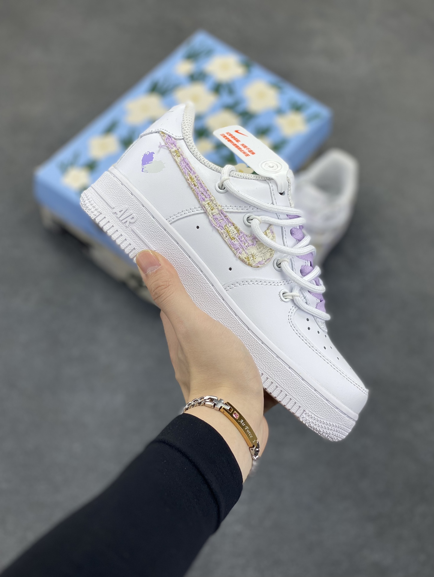 “紫色小香风”✨订制空军一号板鞋 ,该定制版球鞋选用原鞋款为Nike Air Force1空军一号低帮,此款设计灵感以梦幻紫为主题,配色上以紫白色为主,鞋后侧爱心涂鸦、鞋勾处有小香风布贴点缀,细节满满。 货号:DH9999-556 尺码:35.5 36 36.5 37.5 38 38.5 39 40 40.5 41 42 42.5 43 44 44.5 45-选品中心