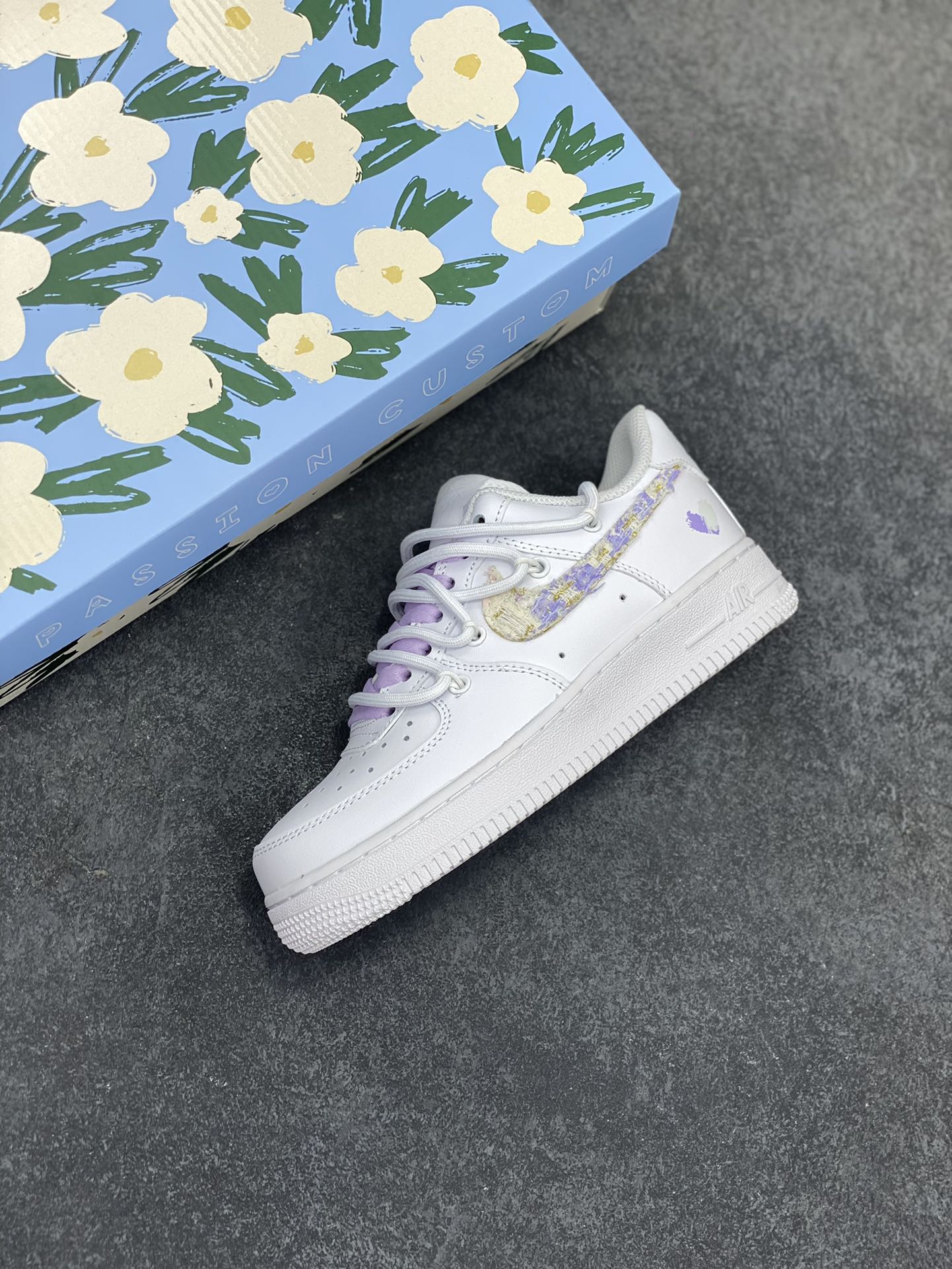 图片[7]-“紫色小香风”✨订制空军一号板鞋 ，该定制版球鞋选用原鞋款为Nike Air Force1空军一号低帮，此款设计灵感以梦幻紫为主题，配色上以紫白色为主，鞋后侧爱心涂鸦、鞋勾处有小香风布贴点缀，细节满满。 货号：DH9999-556 尺码：35.5 36 36.5 37.5 38 38.5 39 40 40.5 41 42 42.5 43 44 44.5 45-选品中心