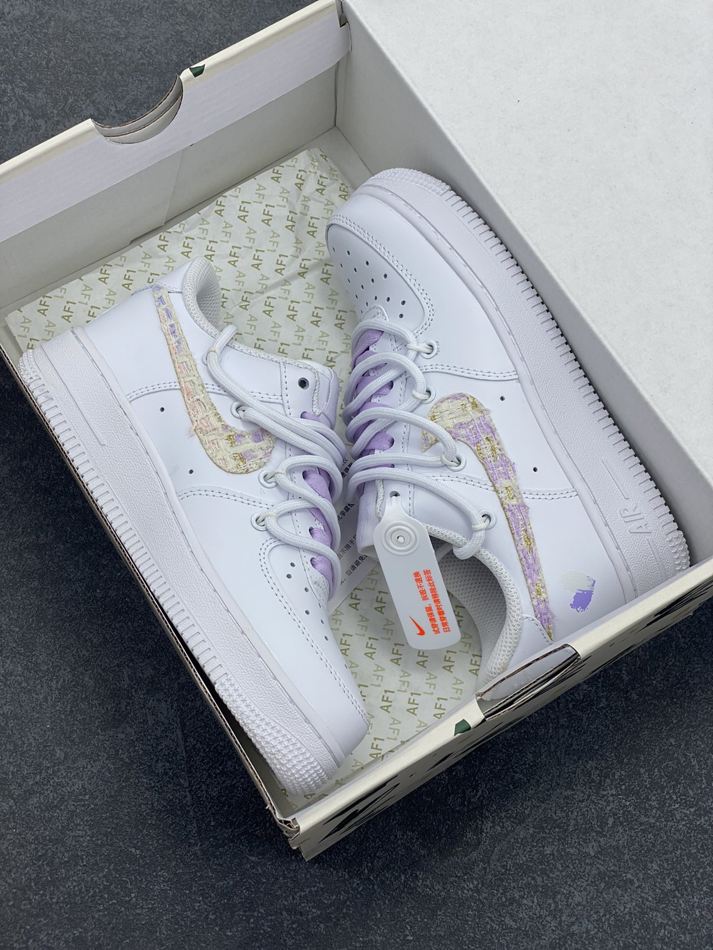 图片[9]-“紫色小香风”✨订制空军一号板鞋 ，该定制版球鞋选用原鞋款为Nike Air Force1空军一号低帮，此款设计灵感以梦幻紫为主题，配色上以紫白色为主，鞋后侧爱心涂鸦、鞋勾处有小香风布贴点缀，细节满满。 货号：DH9999-556 尺码：35.5 36 36.5 37.5 38 38.5 39 40 40.5 41 42 42.5 43 44 44.5 45-选品中心