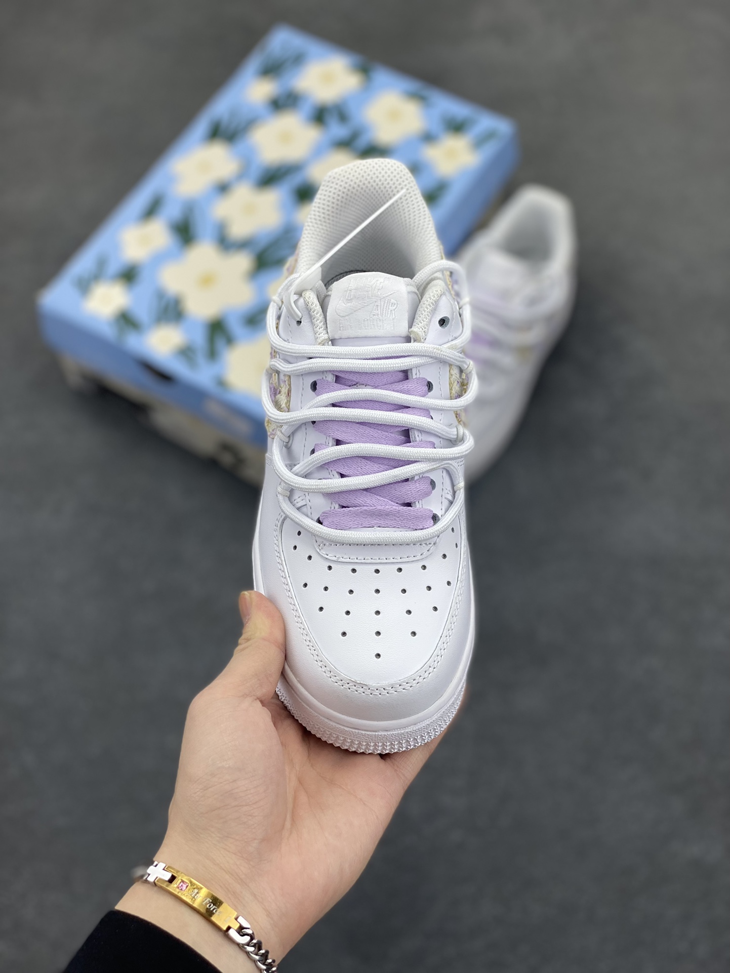 图片[2]-“紫色小香风”✨订制空军一号板鞋 ，该定制版球鞋选用原鞋款为Nike Air Force1空军一号低帮，此款设计灵感以梦幻紫为主题，配色上以紫白色为主，鞋后侧爱心涂鸦、鞋勾处有小香风布贴点缀，细节满满。 货号：DH9999-556 尺码：35.5 36 36.5 37.5 38 38.5 39 40 40.5 41 42 42.5 43 44 44.5 45-选品中心