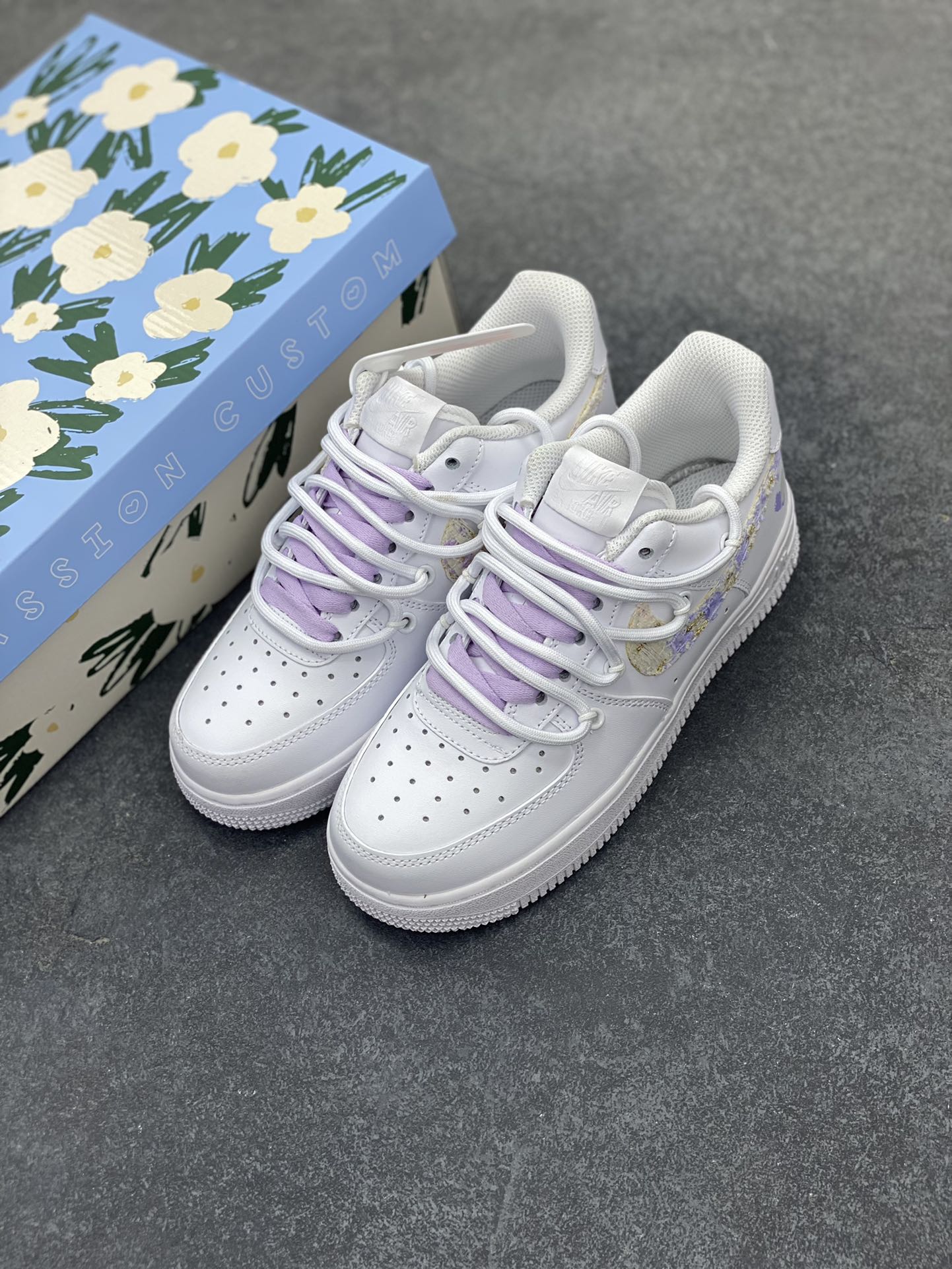 图片[8]-“紫色小香风”✨订制空军一号板鞋 ，该定制版球鞋选用原鞋款为Nike Air Force1空军一号低帮，此款设计灵感以梦幻紫为主题，配色上以紫白色为主，鞋后侧爱心涂鸦、鞋勾处有小香风布贴点缀，细节满满。 货号：DH9999-556 尺码：35.5 36 36.5 37.5 38 38.5 39 40 40.5 41 42 42.5 43 44 44.5 45-选品中心