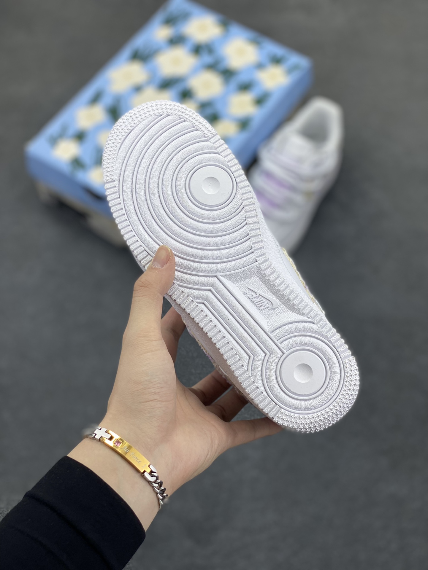 图片[5]-“紫色小香风”✨订制空军一号板鞋 ，该定制版球鞋选用原鞋款为Nike Air Force1空军一号低帮，此款设计灵感以梦幻紫为主题，配色上以紫白色为主，鞋后侧爱心涂鸦、鞋勾处有小香风布贴点缀，细节满满。 货号：DH9999-556 尺码：35.5 36 36.5 37.5 38 38.5 39 40 40.5 41 42 42.5 43 44 44.5 45-选品中心