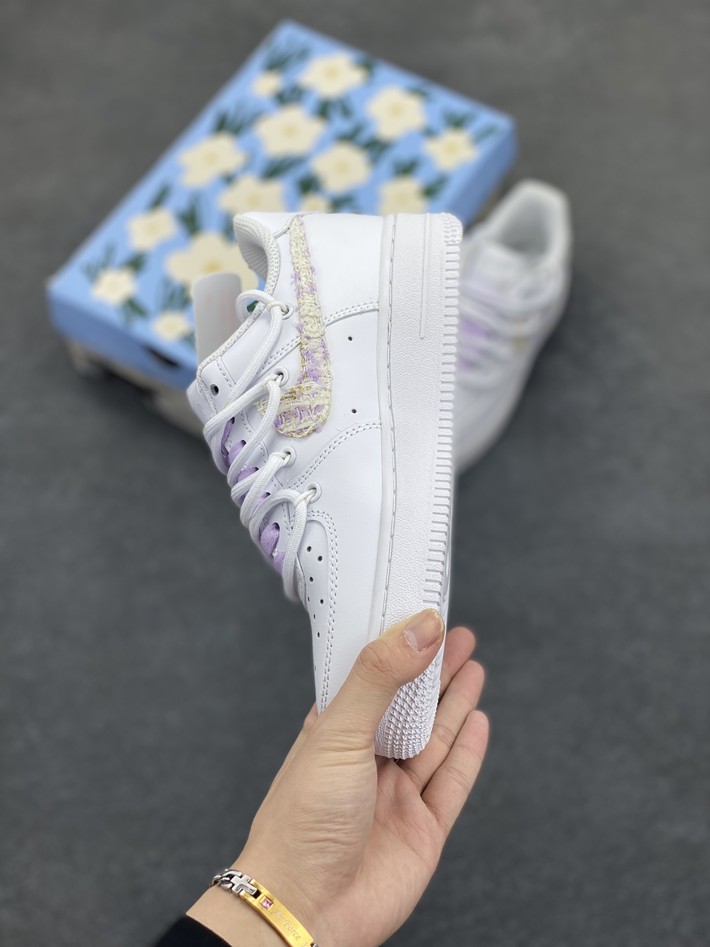 图片[3]-“紫色小香风”✨订制空军一号板鞋 ，该定制版球鞋选用原鞋款为Nike Air Force1空军一号低帮，此款设计灵感以梦幻紫为主题，配色上以紫白色为主，鞋后侧爱心涂鸦、鞋勾处有小香风布贴点缀，细节满满。 货号：DH9999-556 尺码：35.5 36 36.5 37.5 38 38.5 39 40 40.5 41 42 42.5 43 44 44.5 45-选品中心