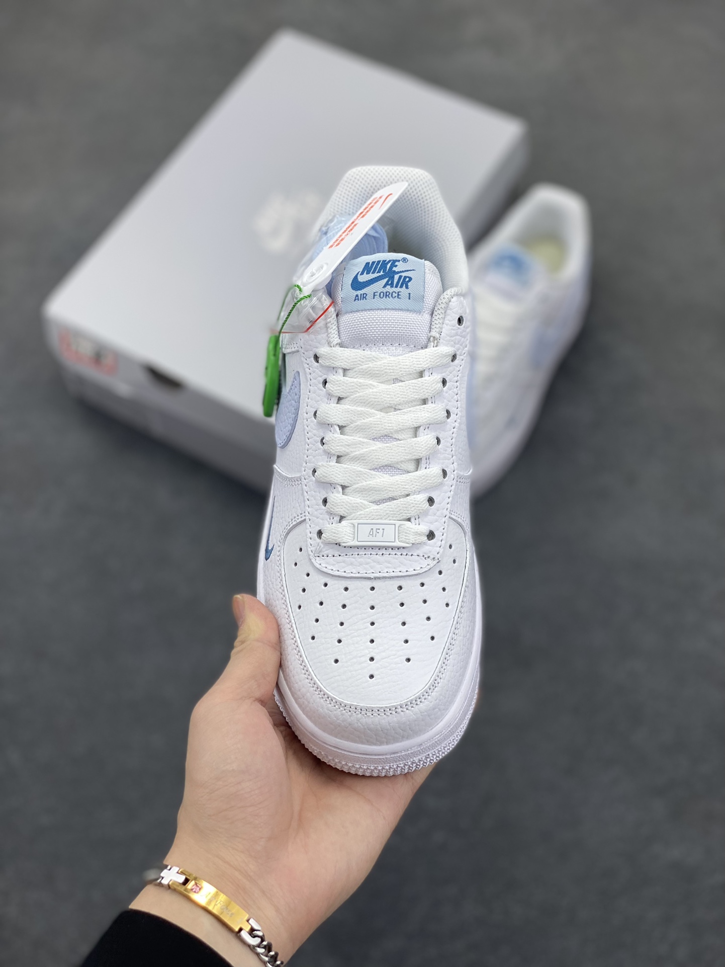 图片[2]-Nk Air Force 1\’07 Low 白月色 空军一号低帮休闲板鞋 原楦头原纸板 打造纯正空军版型#专注外贸渠道 全掌内置蜂窝气垫 #原盒配件 原厂中底钢印、拉帮完美 货号：HV2511-100 尺码：35.5 36 36.5 37.5 38 38.5 39 40 40.5 41 42 42.5 43 44 44.5 45-选品中心