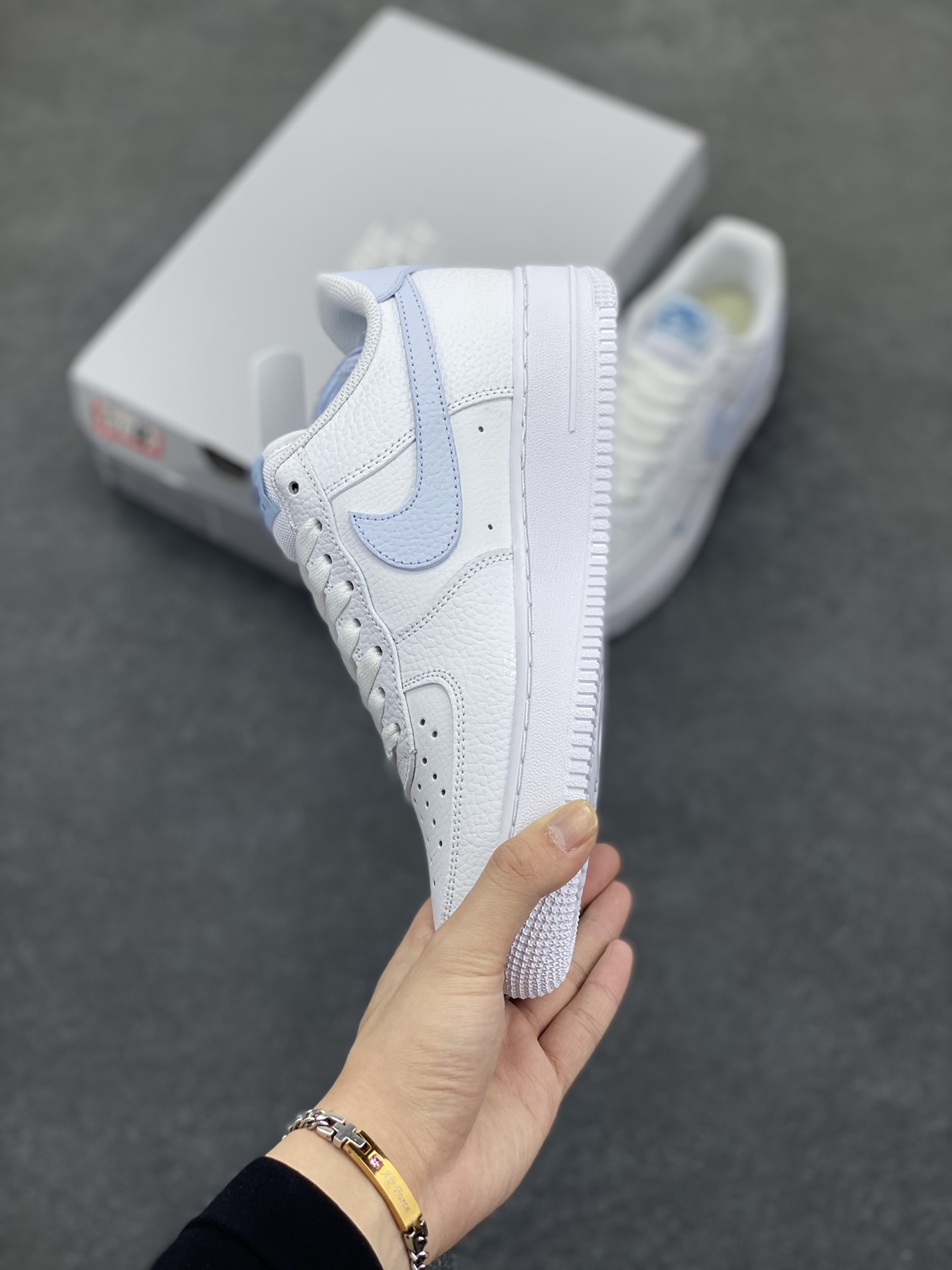 图片[3]-Nk Air Force 1\’07 Low 白月色 空军一号低帮休闲板鞋 原楦头原纸板 打造纯正空军版型#专注外贸渠道 全掌内置蜂窝气垫 #原盒配件 原厂中底钢印、拉帮完美 货号：HV2511-100 尺码：35.5 36 36.5 37.5 38 38.5 39 40 40.5 41 42 42.5 43 44 44.5 45-选品中心