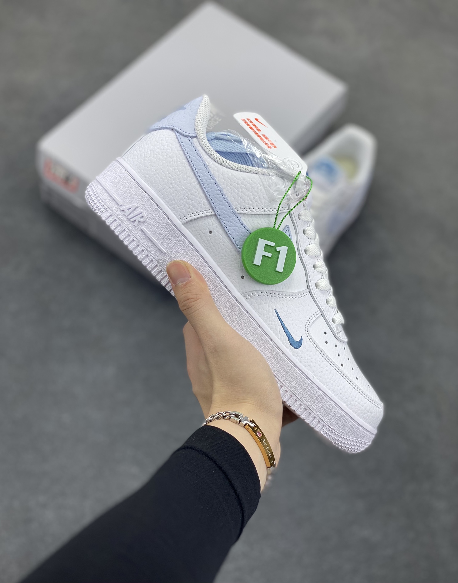 Nk Air Force 1\'07 Low 白月色 空军一号低帮休闲板鞋 原楦头原纸板 打造纯正空军版型#专注外贸渠道 全掌内置蜂窝气垫 #原盒配件 原厂中底钢印、拉帮完美 货号：HV2511-100 尺码：35.5 36 36.5 37.5 38 38.5 39 40 40.5 41 42 42.5 43 44 44.5 45-选品中心