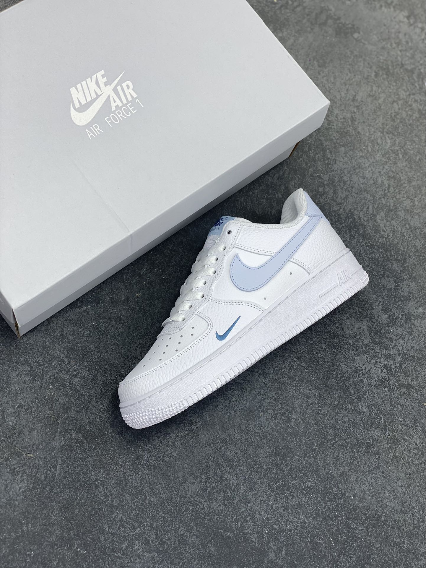 图片[7]-Nk Air Force 1\’07 Low 白月色 空军一号低帮休闲板鞋 原楦头原纸板 打造纯正空军版型#专注外贸渠道 全掌内置蜂窝气垫 #原盒配件 原厂中底钢印、拉帮完美 货号：HV2511-100 尺码：35.5 36 36.5 37.5 38 38.5 39 40 40.5 41 42 42.5 43 44 44.5 45-选品中心