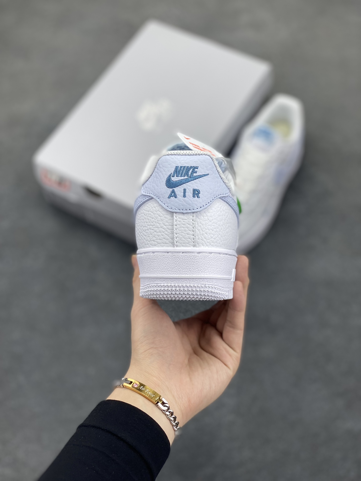 图片[4]-Nk Air Force 1\’07 Low 白月色 空军一号低帮休闲板鞋 原楦头原纸板 打造纯正空军版型#专注外贸渠道 全掌内置蜂窝气垫 #原盒配件 原厂中底钢印、拉帮完美 货号：HV2511-100 尺码：35.5 36 36.5 37.5 38 38.5 39 40 40.5 41 42 42.5 43 44 44.5 45-选品中心