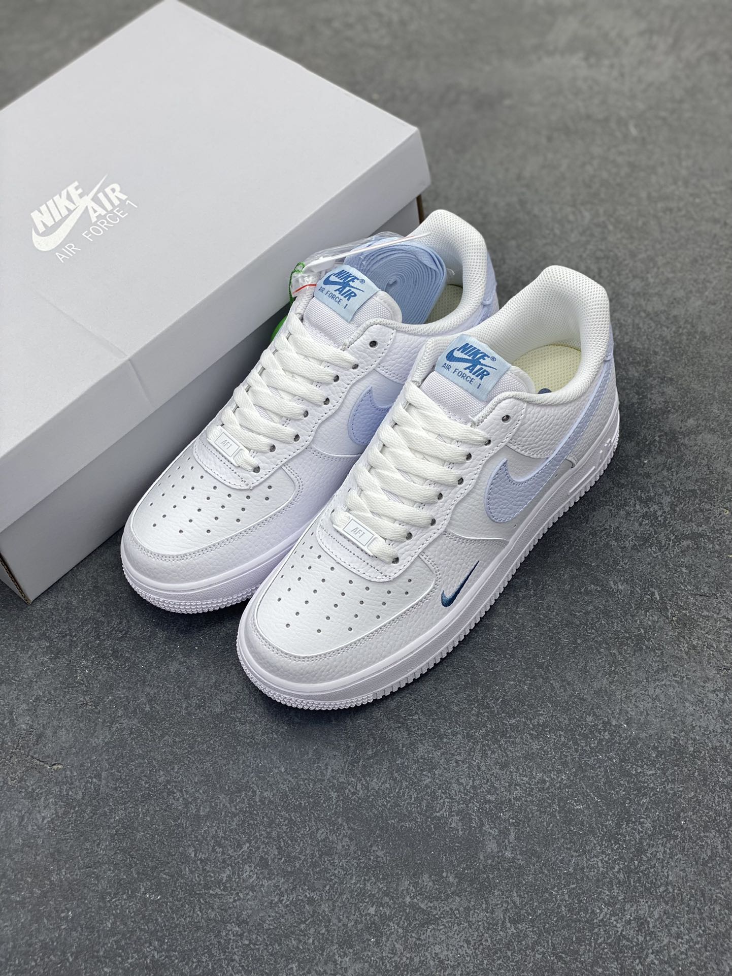 图片[8]-Nk Air Force 1\’07 Low 白月色 空军一号低帮休闲板鞋 原楦头原纸板 打造纯正空军版型#专注外贸渠道 全掌内置蜂窝气垫 #原盒配件 原厂中底钢印、拉帮完美 货号：HV2511-100 尺码：35.5 36 36.5 37.5 38 38.5 39 40 40.5 41 42 42.5 43 44 44.5 45-选品中心