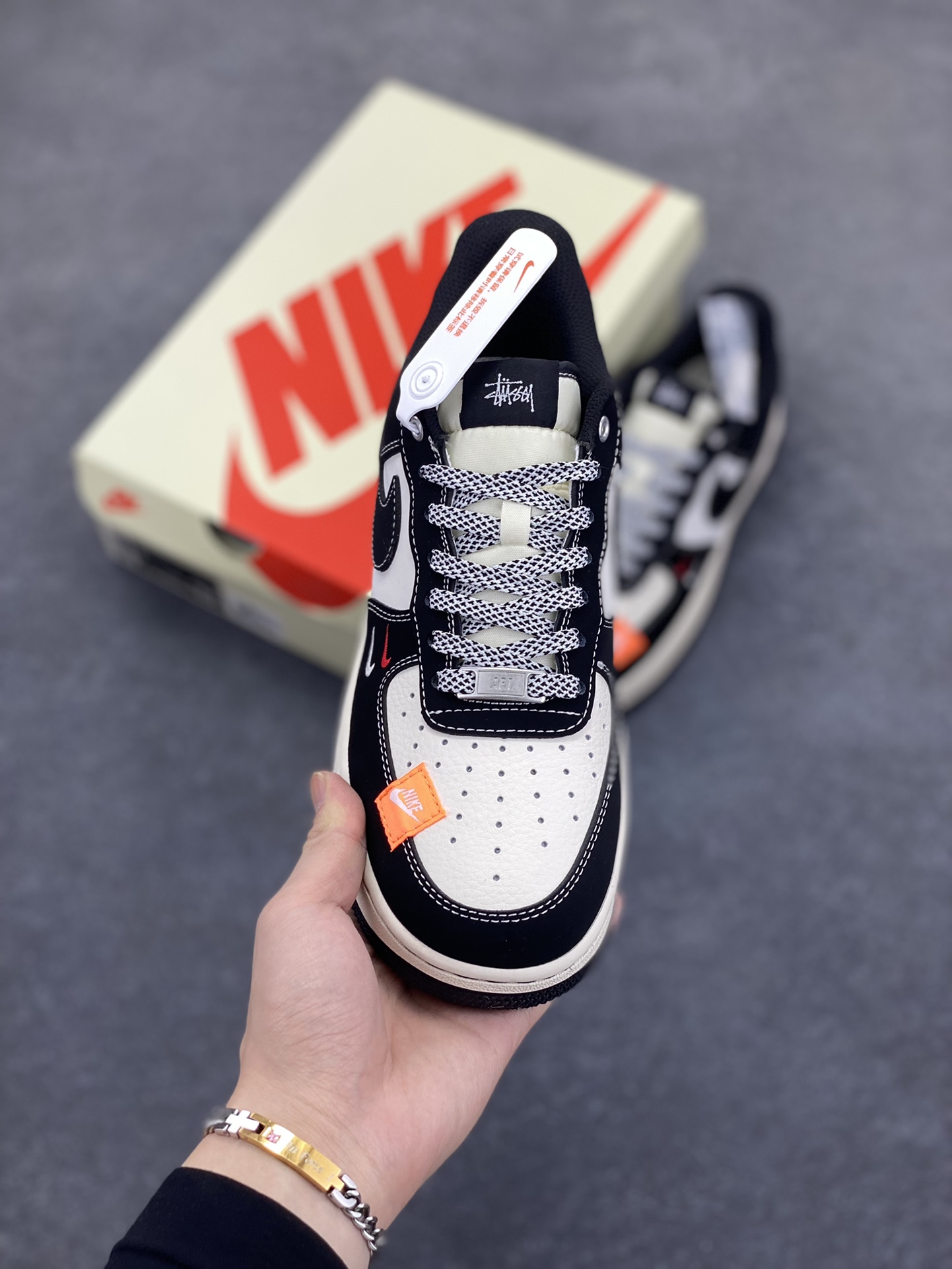 图片[2]-NIke Air Force 1 \’07 Low “斯图西联名–米黑双勾红标”空军一号 低帮 运动鞋 休闲鞋 折边针车 工艺难度大 原楦头原纸板 原装鞋盒 定制五金配件 内置全掌气垫 原厂鞋底 货号：SJ6698-012 尺码：36 36.5 37.5 38 38.5 39 40 40.5 41 42 42.5 43 44 44.5 45-选品中心