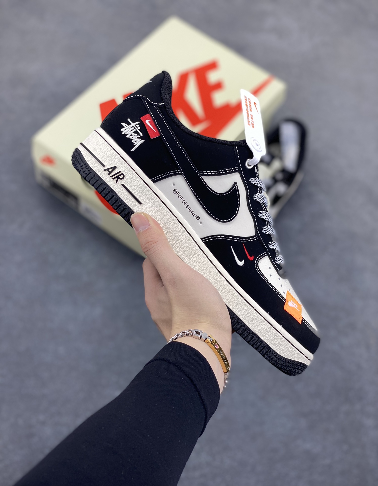 NIke Air Force 1 \’07 Low “斯图西联名–米黑双勾红标”空军一号 低帮 运动鞋 休闲鞋 折边针车 工艺难度大 原楦头原纸板 原装鞋盒 定制五金配件 内置全掌气垫 原厂鞋底 货号:SJ6698-012 尺码:36 36.5 37.5 38 38.5 39 40 40.5 41 42 42.5 43 44 44.5 45-选品中心