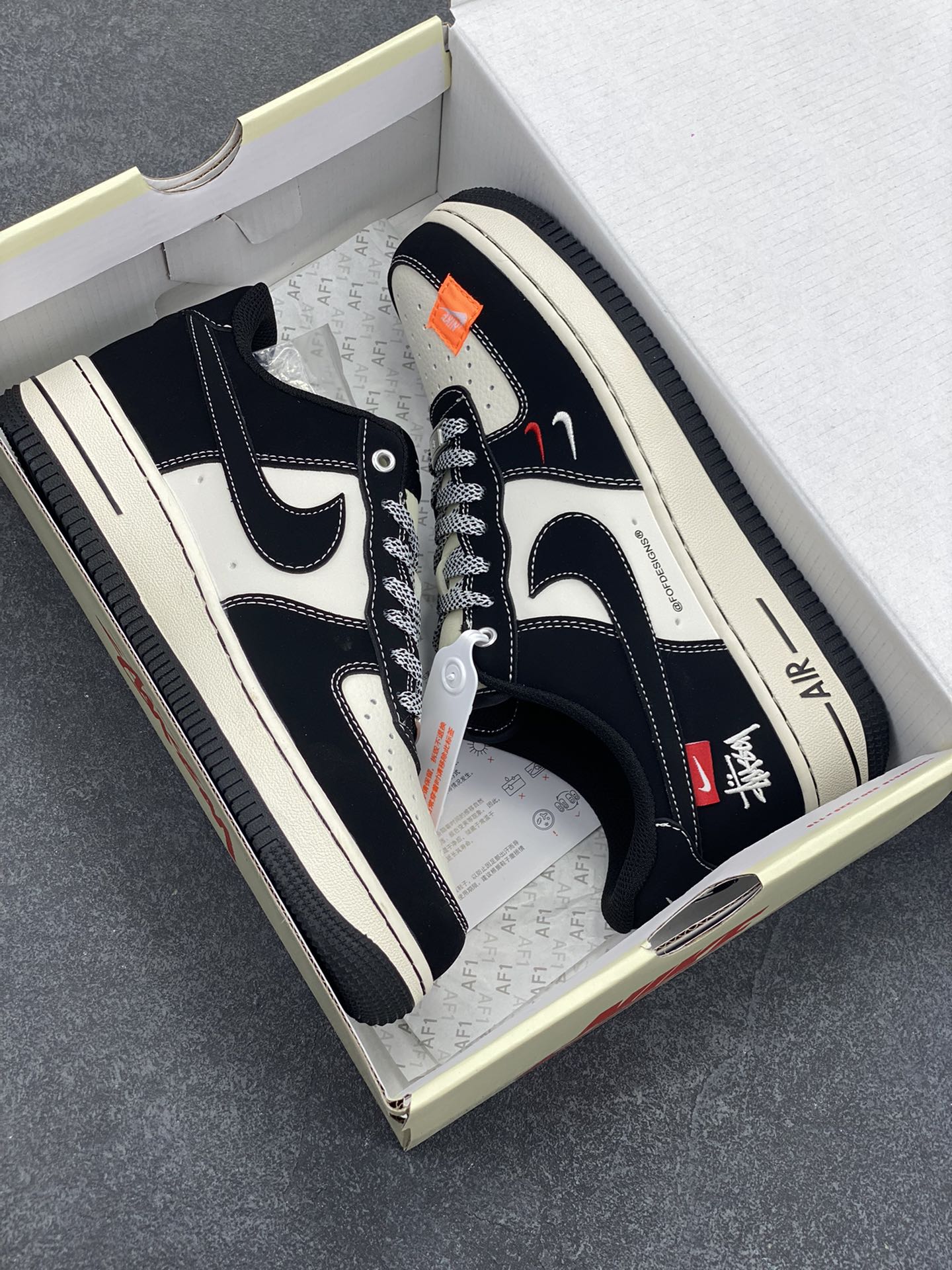 图片[9]-NIke Air Force 1 \’07 Low “斯图西联名–米黑双勾红标”空军一号 低帮 运动鞋 休闲鞋 折边针车 工艺难度大 原楦头原纸板 原装鞋盒 定制五金配件 内置全掌气垫 原厂鞋底 货号：SJ6698-012 尺码：36 36.5 37.5 38 38.5 39 40 40.5 41 42 42.5 43 44 44.5 45-选品中心