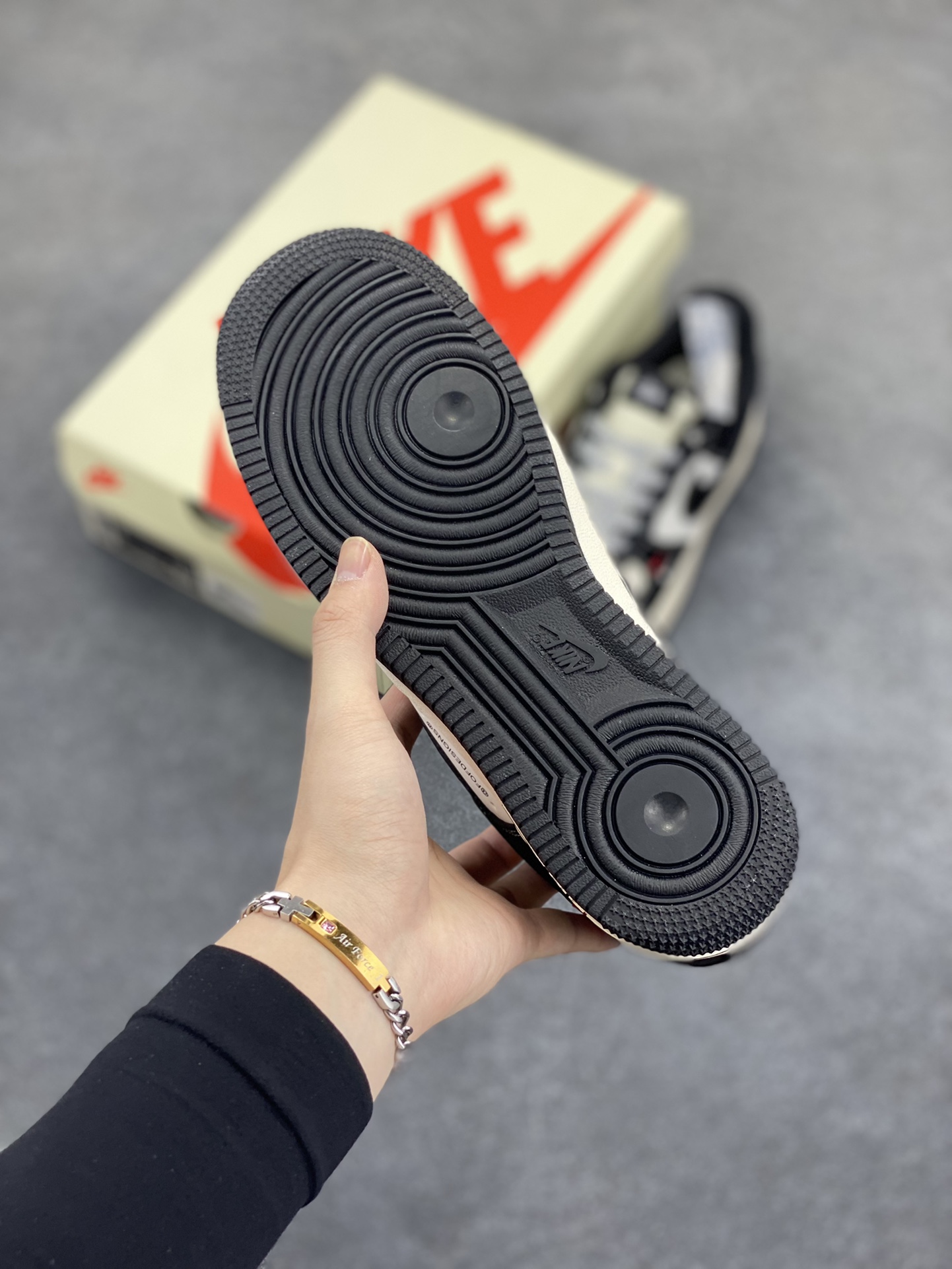 图片[5]-NIke Air Force 1 \’07 Low “斯图西联名–米黑双勾红标”空军一号 低帮 运动鞋 休闲鞋 折边针车 工艺难度大 原楦头原纸板 原装鞋盒 定制五金配件 内置全掌气垫 原厂鞋底 货号：SJ6698-012 尺码：36 36.5 37.5 38 38.5 39 40 40.5 41 42 42.5 43 44 44.5 45-选品中心