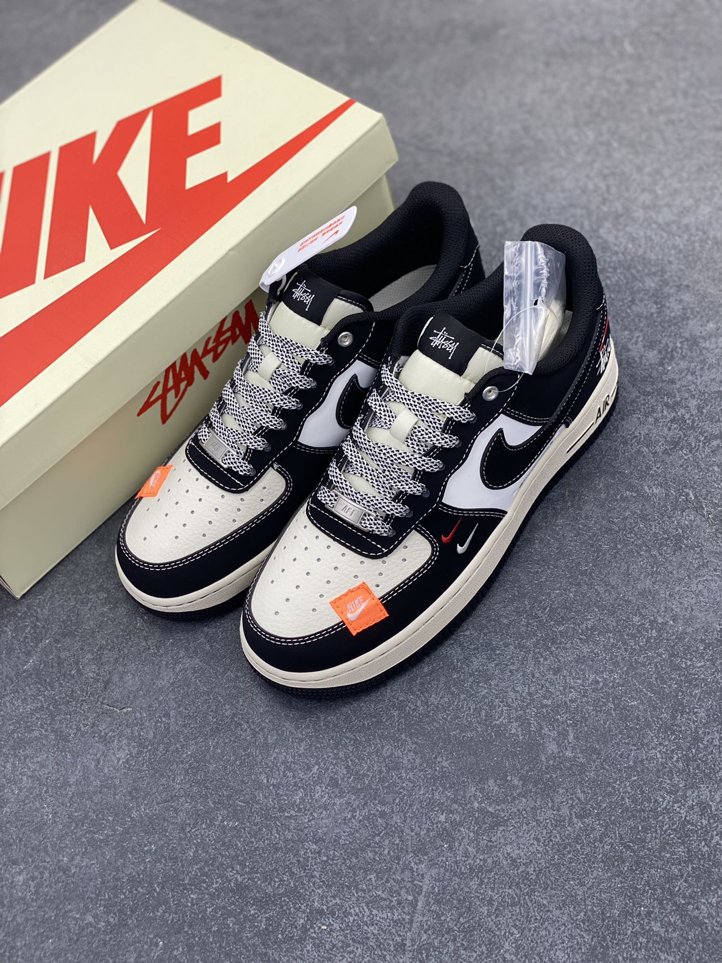 图片[8]-NIke Air Force 1 \’07 Low “斯图西联名–米黑双勾红标”空军一号 低帮 运动鞋 休闲鞋 折边针车 工艺难度大 原楦头原纸板 原装鞋盒 定制五金配件 内置全掌气垫 原厂鞋底 货号：SJ6698-012 尺码：36 36.5 37.5 38 38.5 39 40 40.5 41 42 42.5 43 44 44.5 45-选品中心