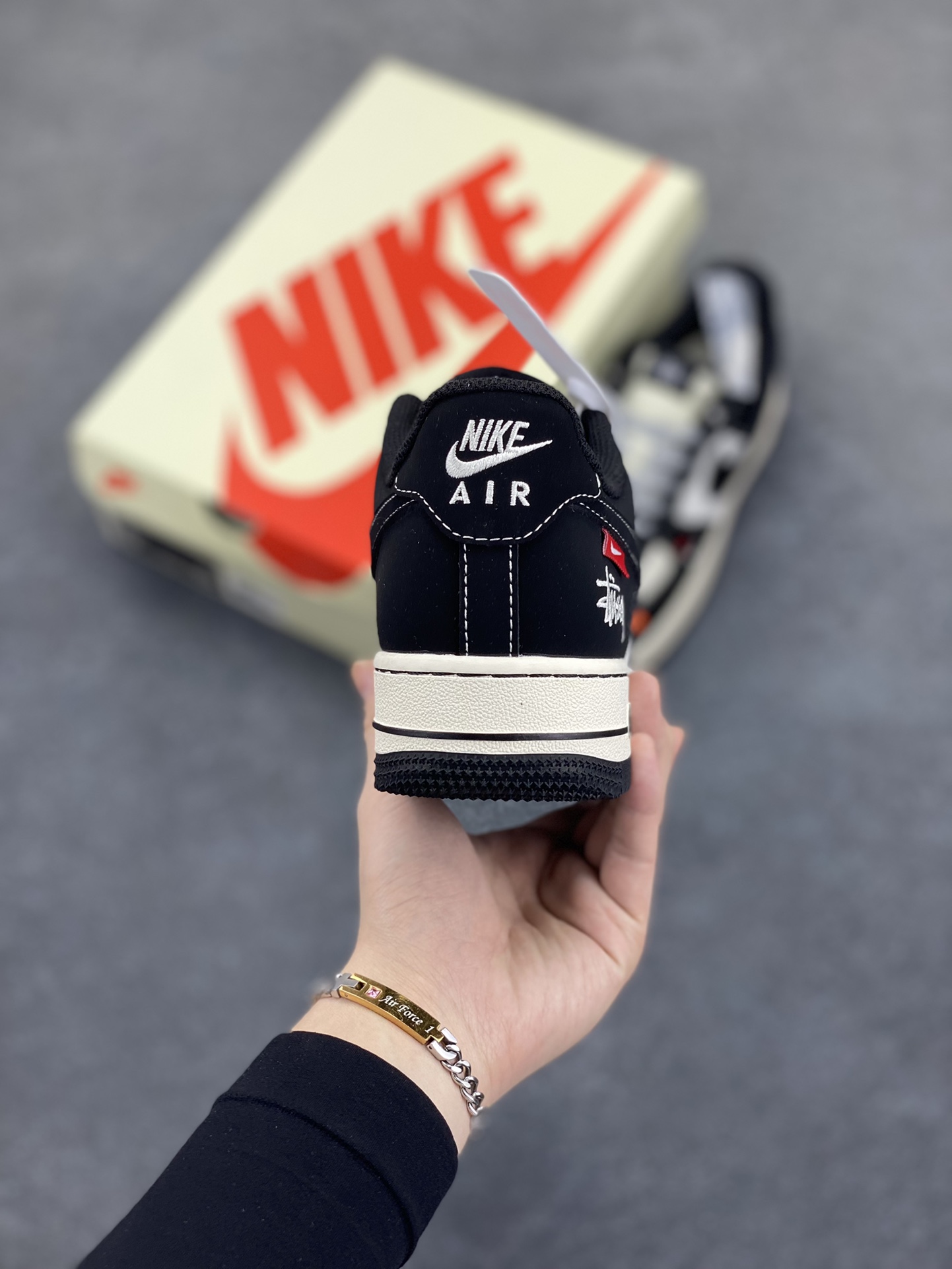 图片[4]-NIke Air Force 1 \’07 Low “斯图西联名–米黑双勾红标”空军一号 低帮 运动鞋 休闲鞋 折边针车 工艺难度大 原楦头原纸板 原装鞋盒 定制五金配件 内置全掌气垫 原厂鞋底 货号：SJ6698-012 尺码：36 36.5 37.5 38 38.5 39 40 40.5 41 42 42.5 43 44 44.5 45-选品中心