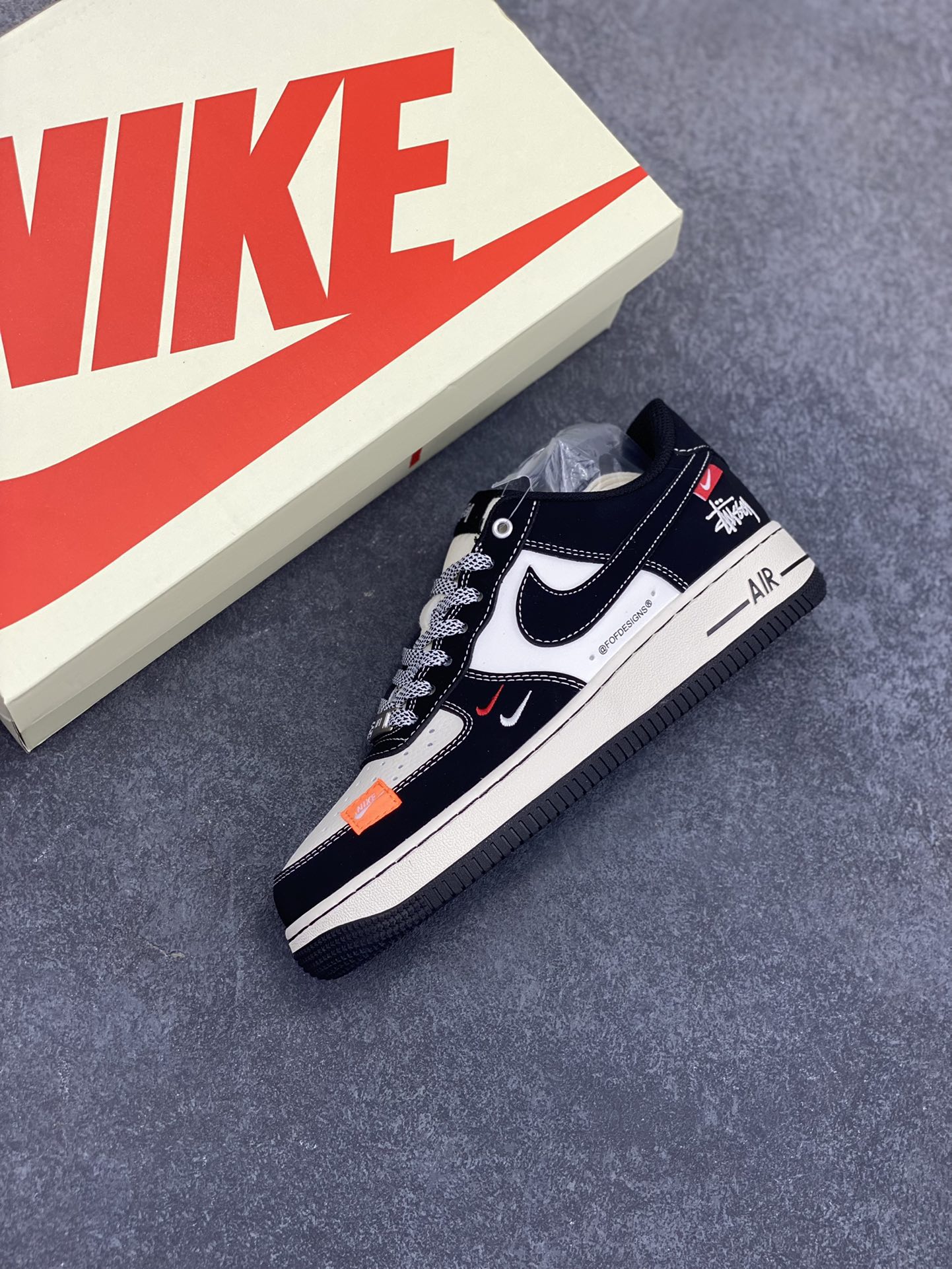 图片[7]-NIke Air Force 1 \’07 Low “斯图西联名–米黑双勾红标”空军一号 低帮 运动鞋 休闲鞋 折边针车 工艺难度大 原楦头原纸板 原装鞋盒 定制五金配件 内置全掌气垫 原厂鞋底 货号：SJ6698-012 尺码：36 36.5 37.5 38 38.5 39 40 40.5 41 42 42.5 43 44 44.5 45-选品中心