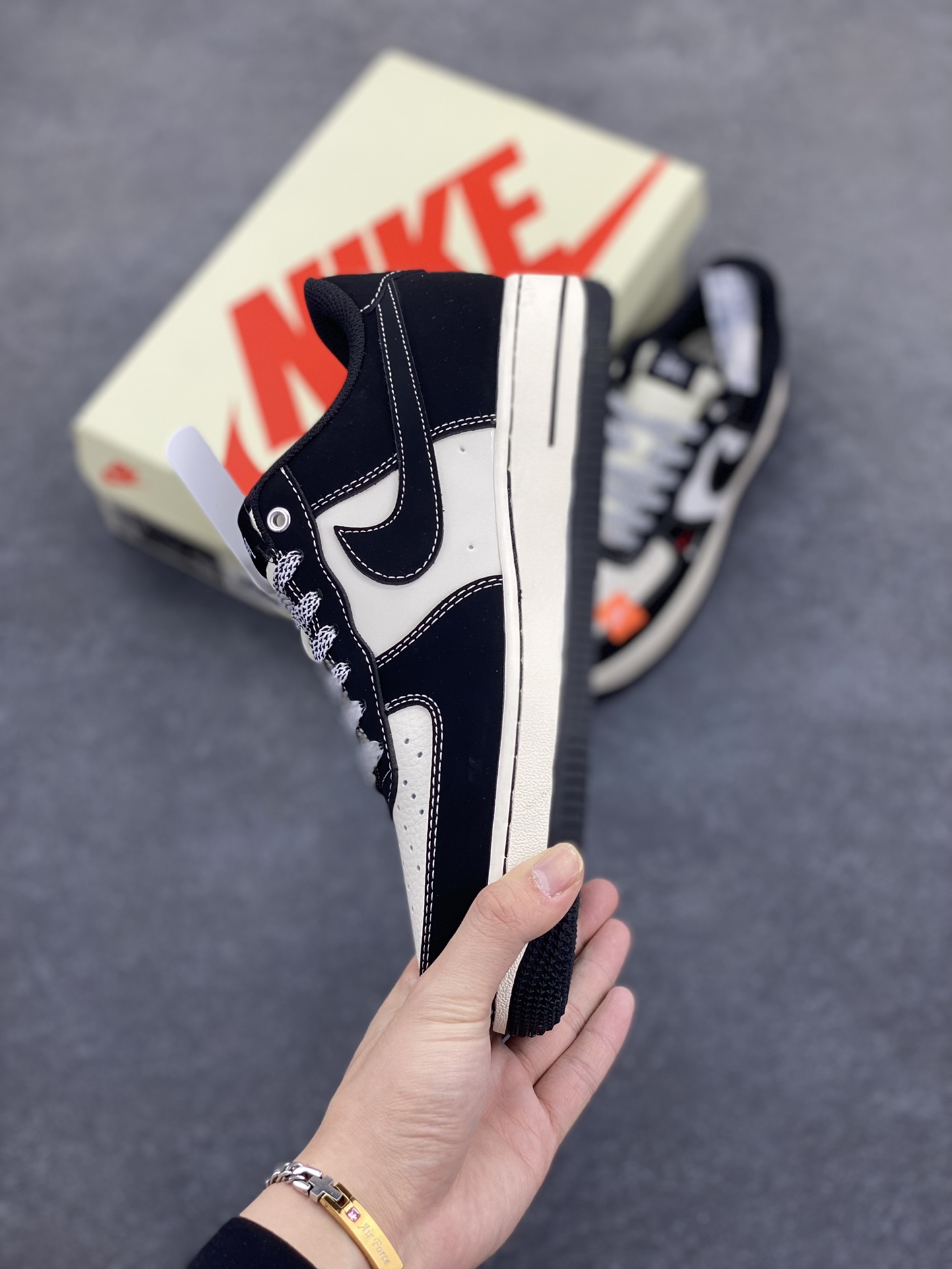 图片[3]-NIke Air Force 1 \’07 Low “斯图西联名–米黑双勾红标”空军一号 低帮 运动鞋 休闲鞋 折边针车 工艺难度大 原楦头原纸板 原装鞋盒 定制五金配件 内置全掌气垫 原厂鞋底 货号：SJ6698-012 尺码：36 36.5 37.5 38 38.5 39 40 40.5 41 42 42.5 43 44 44.5 45-选品中心