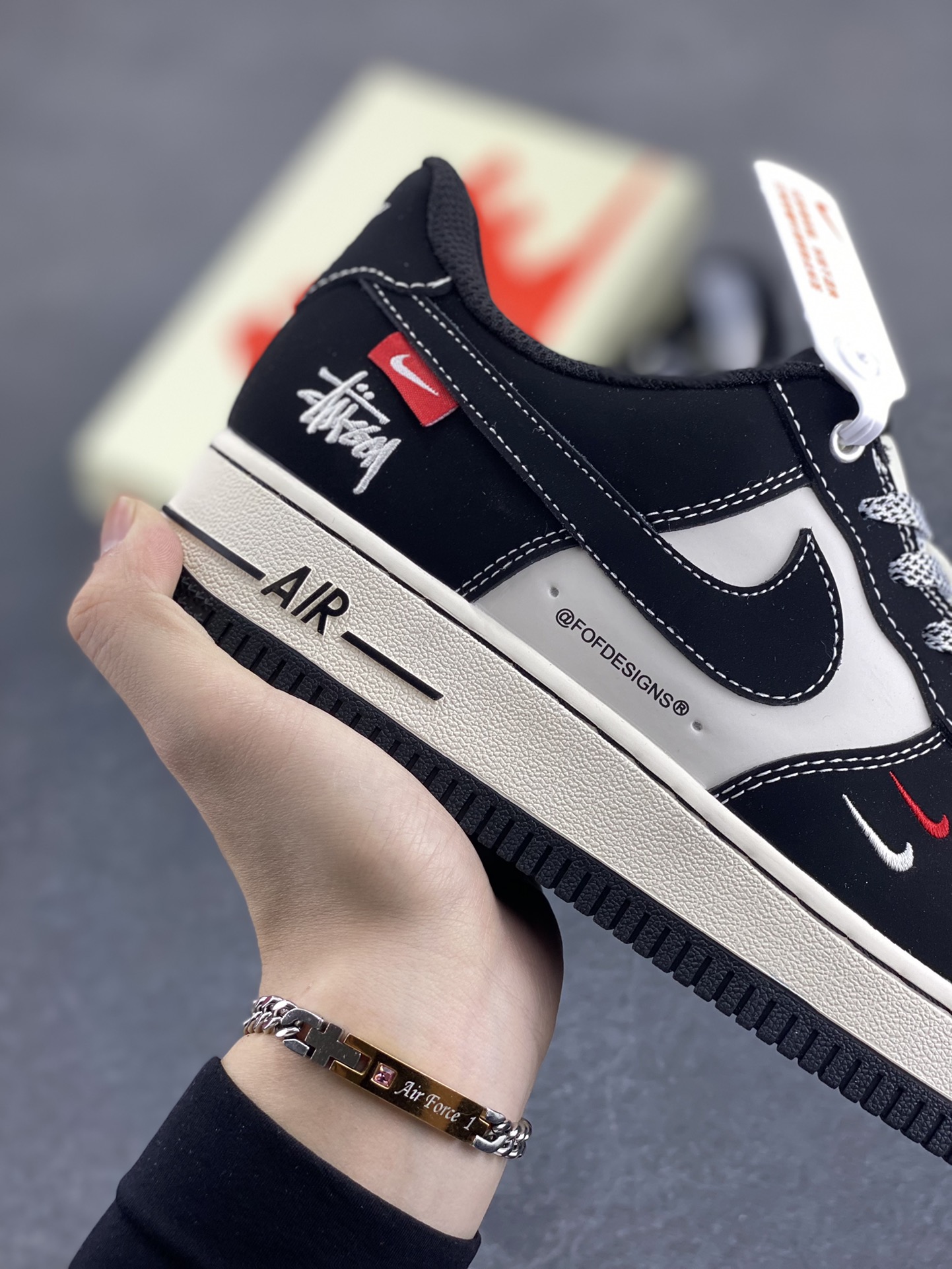 图片[6]-NIke Air Force 1 \’07 Low “斯图西联名–米黑双勾红标”空军一号 低帮 运动鞋 休闲鞋 折边针车 工艺难度大 原楦头原纸板 原装鞋盒 定制五金配件 内置全掌气垫 原厂鞋底 货号：SJ6698-012 尺码：36 36.5 37.5 38 38.5 39 40 40.5 41 42 42.5 43 44 44.5 45-选品中心