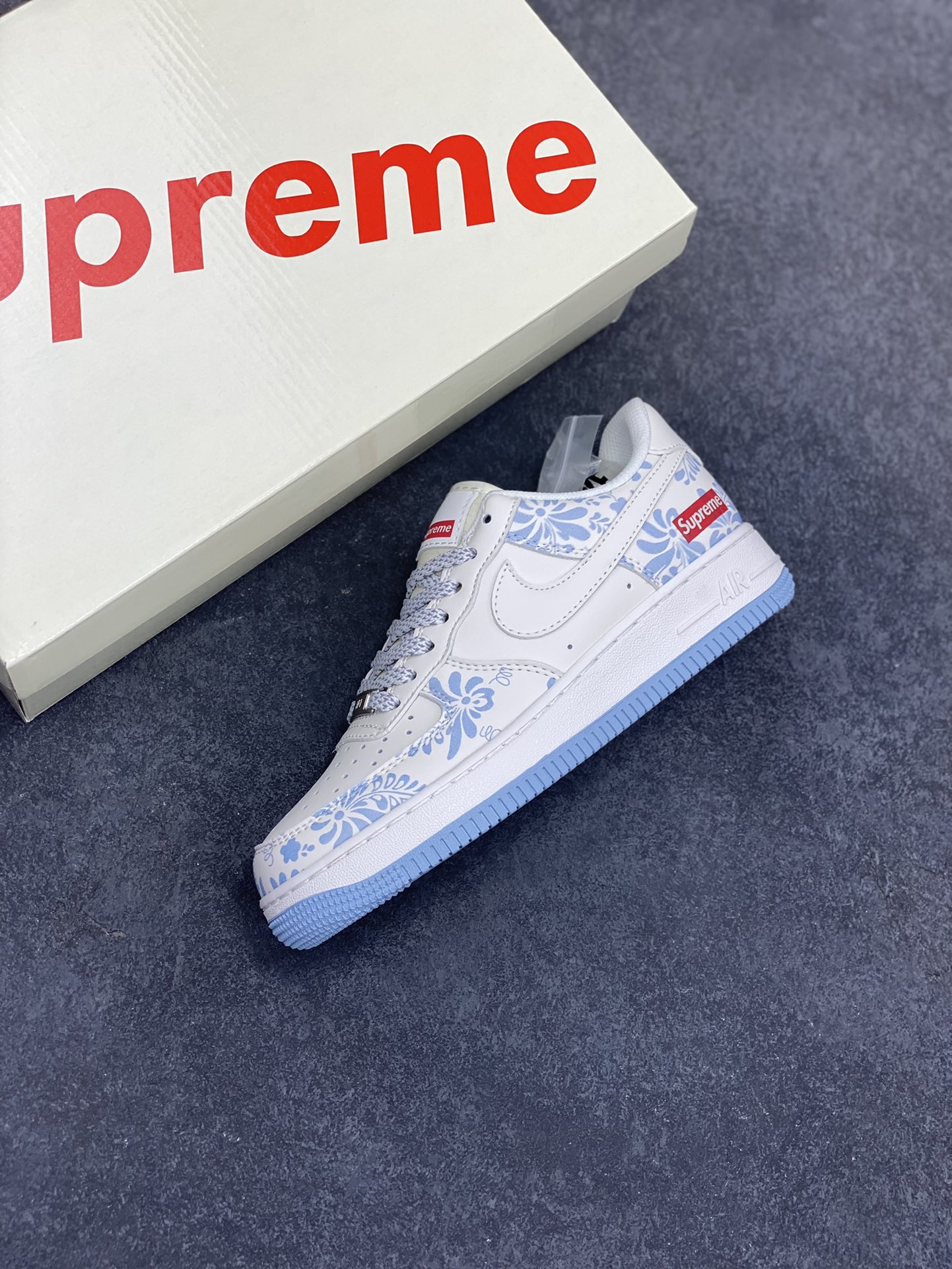 图片[7]-NIke Air Force 1 \’07 Low “Supreme联名——青花”空军一号 低帮 运动鞋 休闲鞋 折边针车 工艺难度大 原楦头原纸板 原装鞋盒 定制五金配件 内置全掌气垫 原厂鞋底 货号：XX3168-137 尺码：36 36.5 37.5 38 38.5 39 40 40.5 41 42 42.5 43 44 44.5 45-选品中心