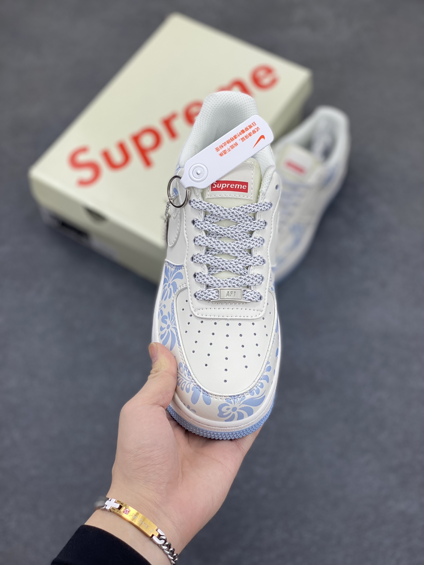 图片[2]-NIke Air Force 1 \’07 Low “Supreme联名——青花”空军一号 低帮 运动鞋 休闲鞋 折边针车 工艺难度大 原楦头原纸板 原装鞋盒 定制五金配件 内置全掌气垫 原厂鞋底 货号：XX3168-137 尺码：36 36.5 37.5 38 38.5 39 40 40.5 41 42 42.5 43 44 44.5 45-选品中心