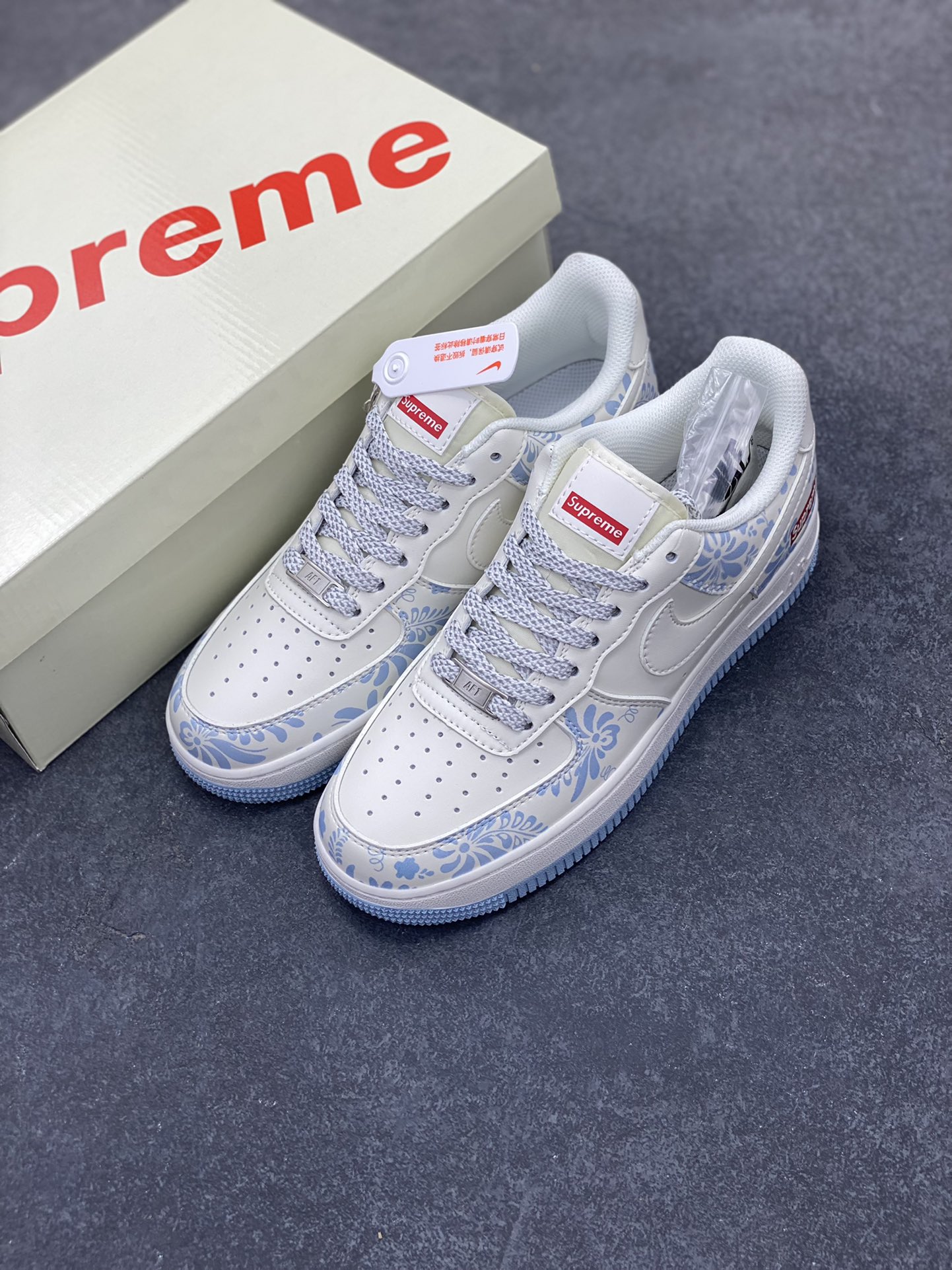 图片[8]-NIke Air Force 1 \’07 Low “Supreme联名——青花”空军一号 低帮 运动鞋 休闲鞋 折边针车 工艺难度大 原楦头原纸板 原装鞋盒 定制五金配件 内置全掌气垫 原厂鞋底 货号：XX3168-137 尺码：36 36.5 37.5 38 38.5 39 40 40.5 41 42 42.5 43 44 44.5 45-选品中心
