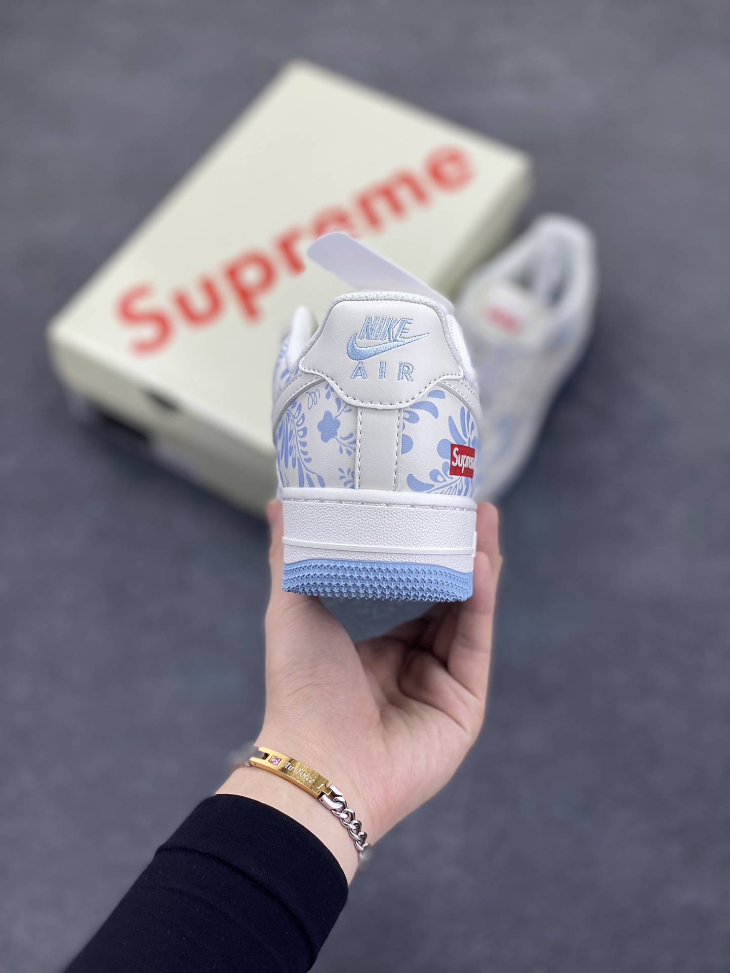 图片[4]-NIke Air Force 1 \’07 Low “Supreme联名——青花”空军一号 低帮 运动鞋 休闲鞋 折边针车 工艺难度大 原楦头原纸板 原装鞋盒 定制五金配件 内置全掌气垫 原厂鞋底 货号：XX3168-137 尺码：36 36.5 37.5 38 38.5 39 40 40.5 41 42 42.5 43 44 44.5 45-选品中心