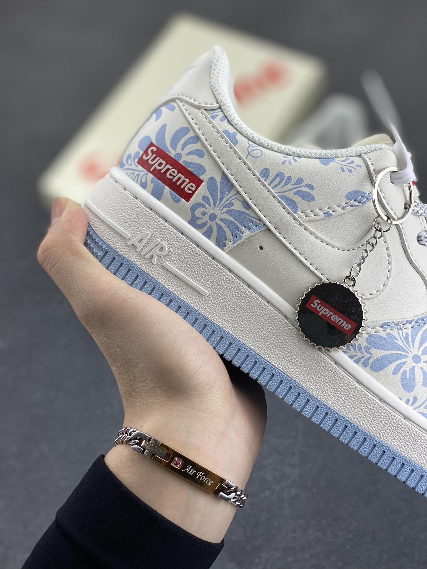图片[6]-NIke Air Force 1 \’07 Low “Supreme联名——青花”空军一号 低帮 运动鞋 休闲鞋 折边针车 工艺难度大 原楦头原纸板 原装鞋盒 定制五金配件 内置全掌气垫 原厂鞋底 货号：XX3168-137 尺码：36 36.5 37.5 38 38.5 39 40 40.5 41 42 42.5 43 44 44.5 45-选品中心