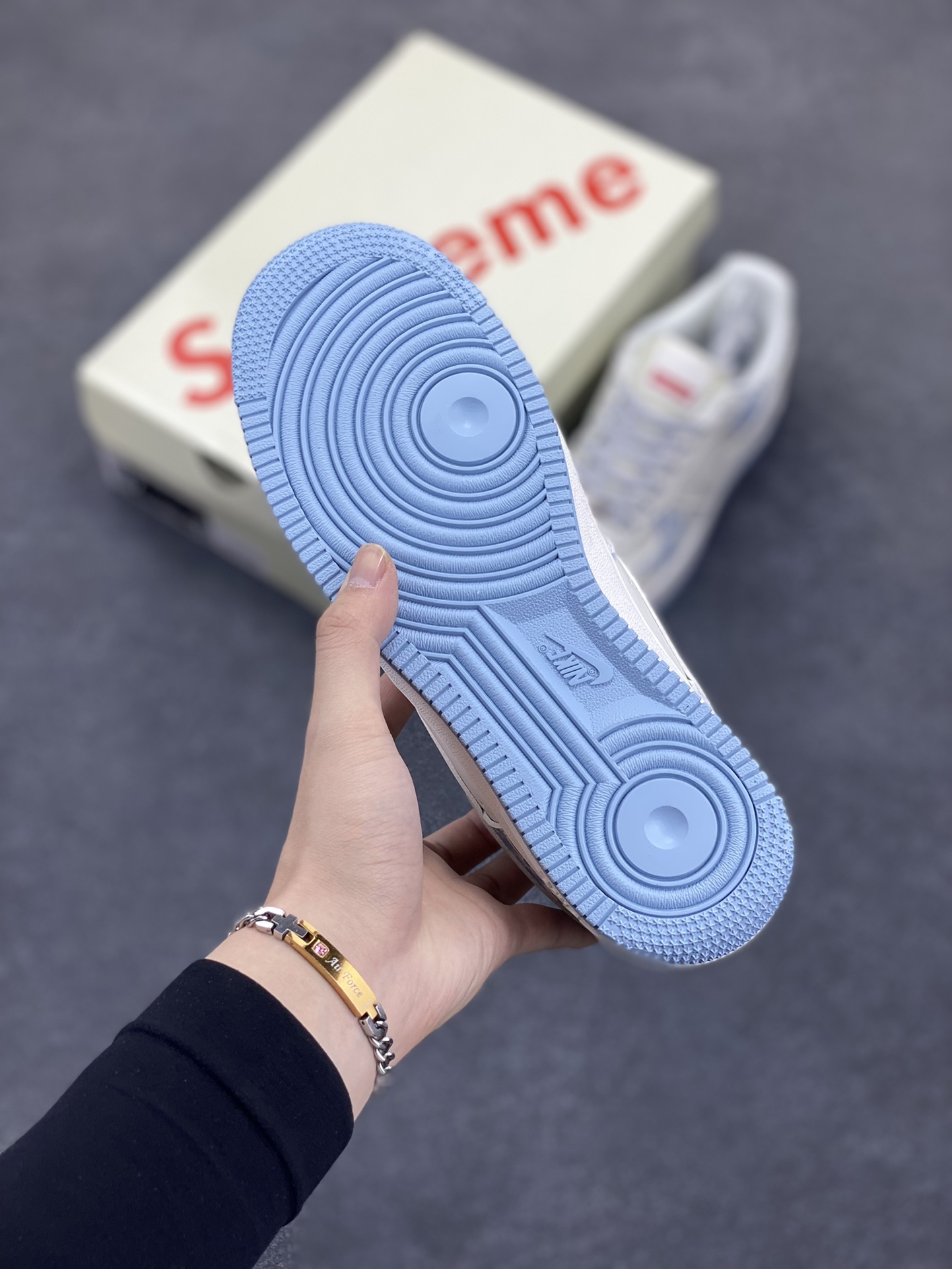 图片[5]-NIke Air Force 1 \’07 Low “Supreme联名——青花”空军一号 低帮 运动鞋 休闲鞋 折边针车 工艺难度大 原楦头原纸板 原装鞋盒 定制五金配件 内置全掌气垫 原厂鞋底 货号：XX3168-137 尺码：36 36.5 37.5 38 38.5 39 40 40.5 41 42 42.5 43 44 44.5 45-选品中心