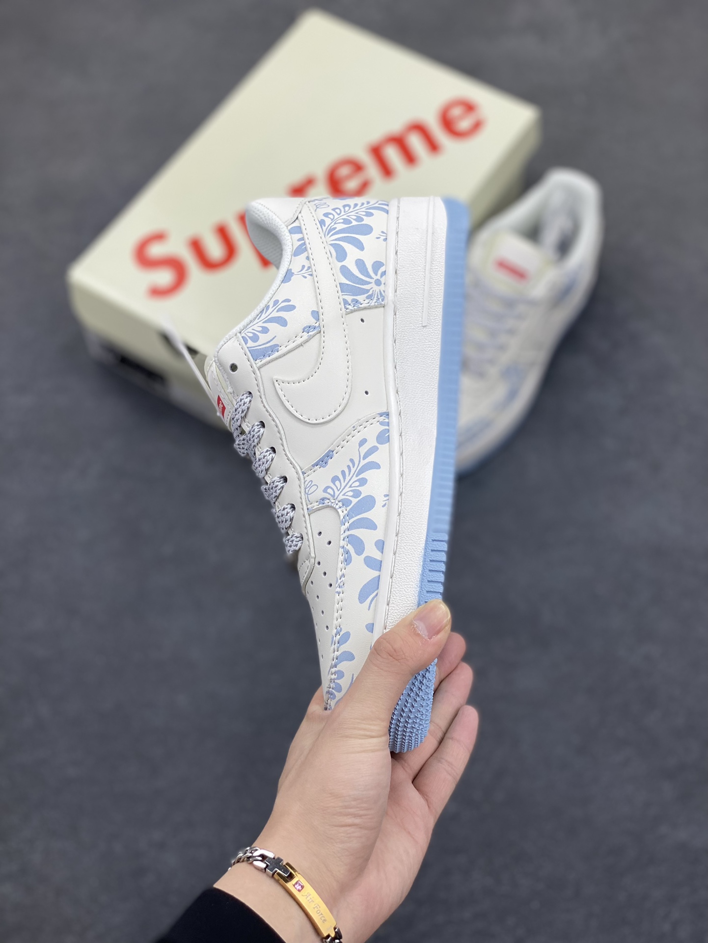 图片[3]-NIke Air Force 1 \’07 Low “Supreme联名——青花”空军一号 低帮 运动鞋 休闲鞋 折边针车 工艺难度大 原楦头原纸板 原装鞋盒 定制五金配件 内置全掌气垫 原厂鞋底 货号：XX3168-137 尺码：36 36.5 37.5 38 38.5 39 40 40.5 41 42 42.5 43 44 44.5 45-选品中心
