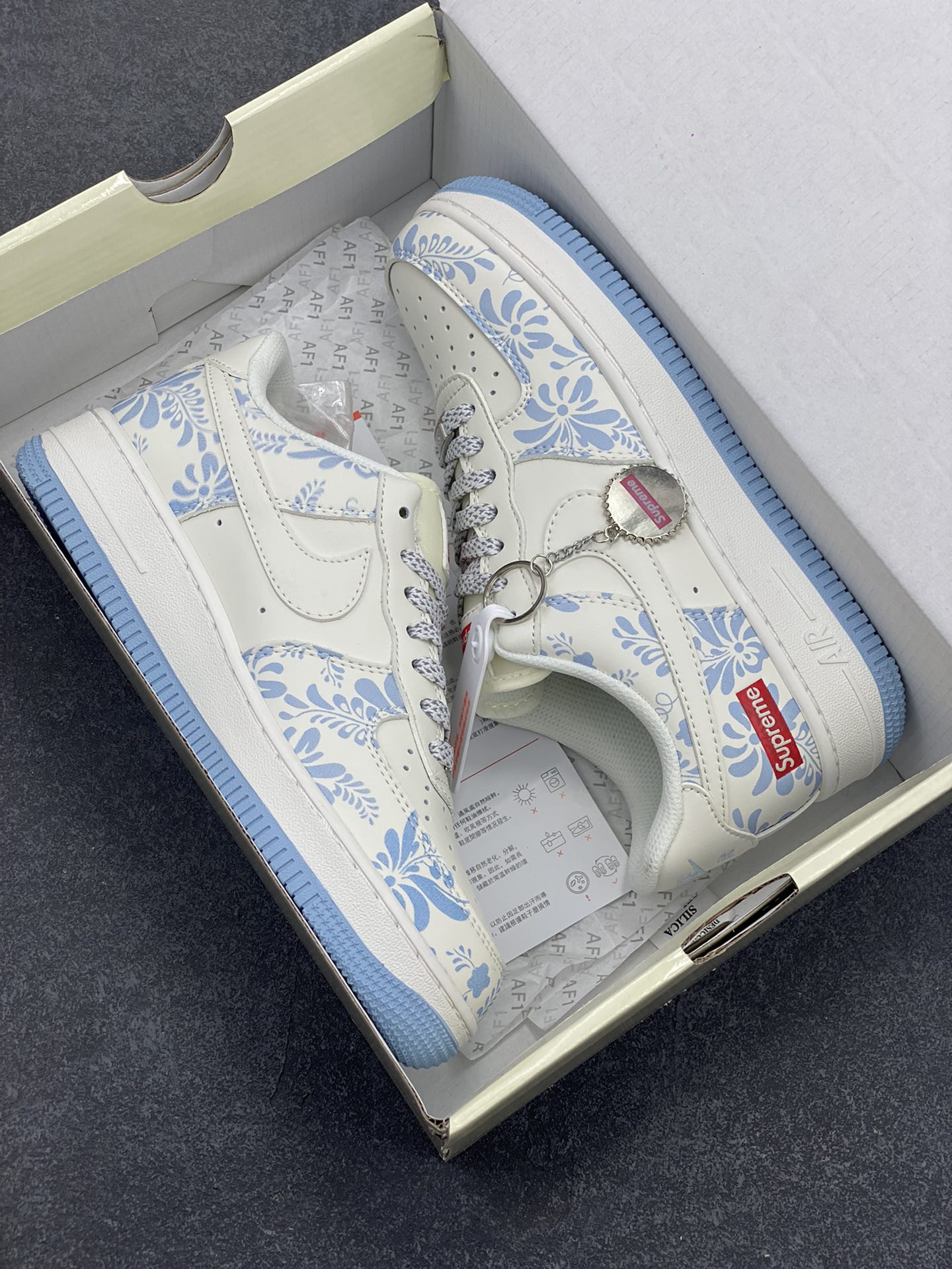 图片[9]-NIke Air Force 1 \’07 Low “Supreme联名——青花”空军一号 低帮 运动鞋 休闲鞋 折边针车 工艺难度大 原楦头原纸板 原装鞋盒 定制五金配件 内置全掌气垫 原厂鞋底 货号：XX3168-137 尺码：36 36.5 37.5 38 38.5 39 40 40.5 41 42 42.5 43 44 44.5 45-选品中心