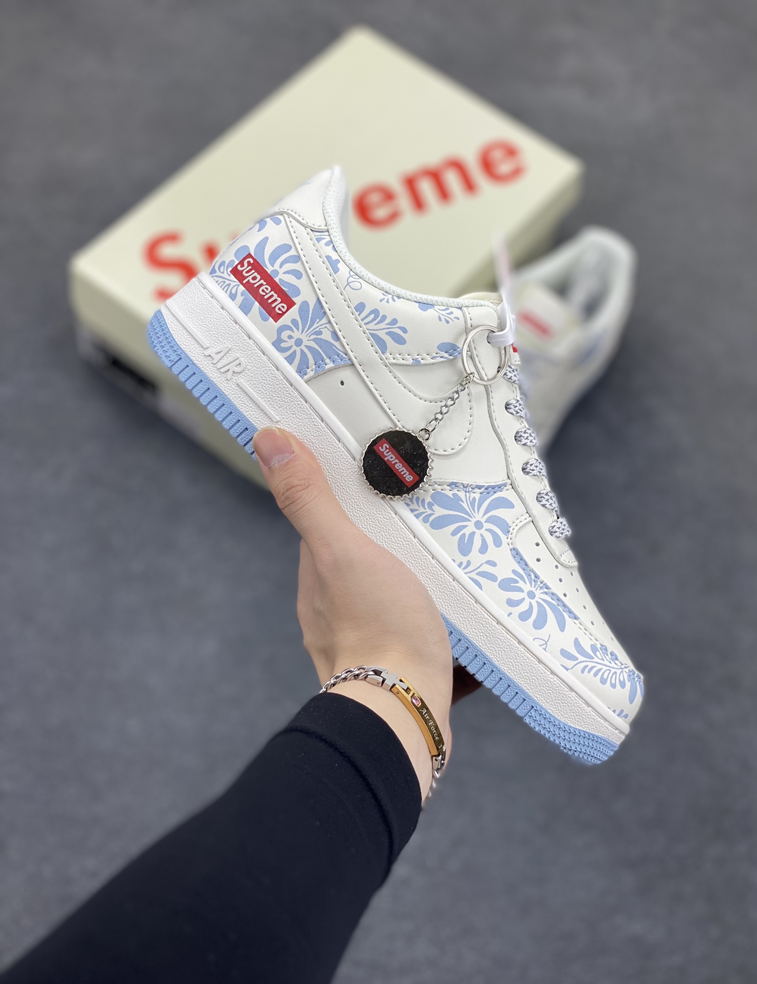 NIke Air Force 1 \’07 Low “Supreme联名——青花”空军一号 低帮 运动鞋 休闲鞋 折边针车 工艺难度大 原楦头原纸板 原装鞋盒 定制五金配件 内置全掌气垫 原厂鞋底 货号:XX3168-137 尺码:36 36.5 37.5 38 38.5 39 40 40.5 41 42 42.5 43 44 44.5 45-选品中心