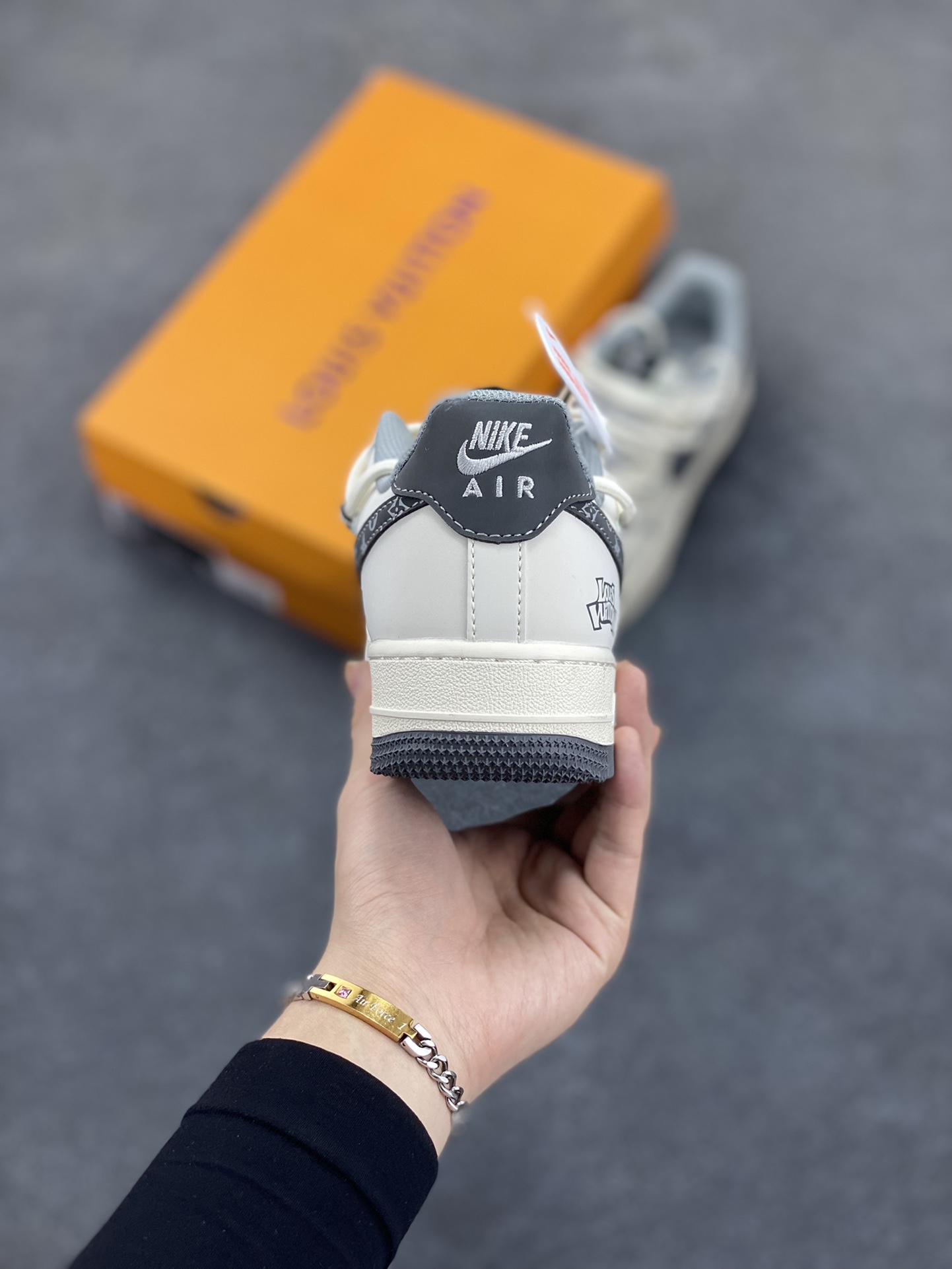 图片[4]-NIke Air Force 1 \’07 Low “LV联名——双拼灰花纹抽绳”空军一号 低帮 运动鞋 休闲鞋 折边针车 工艺难度大 原楦头原纸板 原装鞋盒 定制五金配件 内置全掌气垫 原厂鞋底 货号：DM6868-063 尺码：36 36.5 37.5 38 38.5 39 40 40.5 41 42 42.5 43 44 44.5 45-选品中心