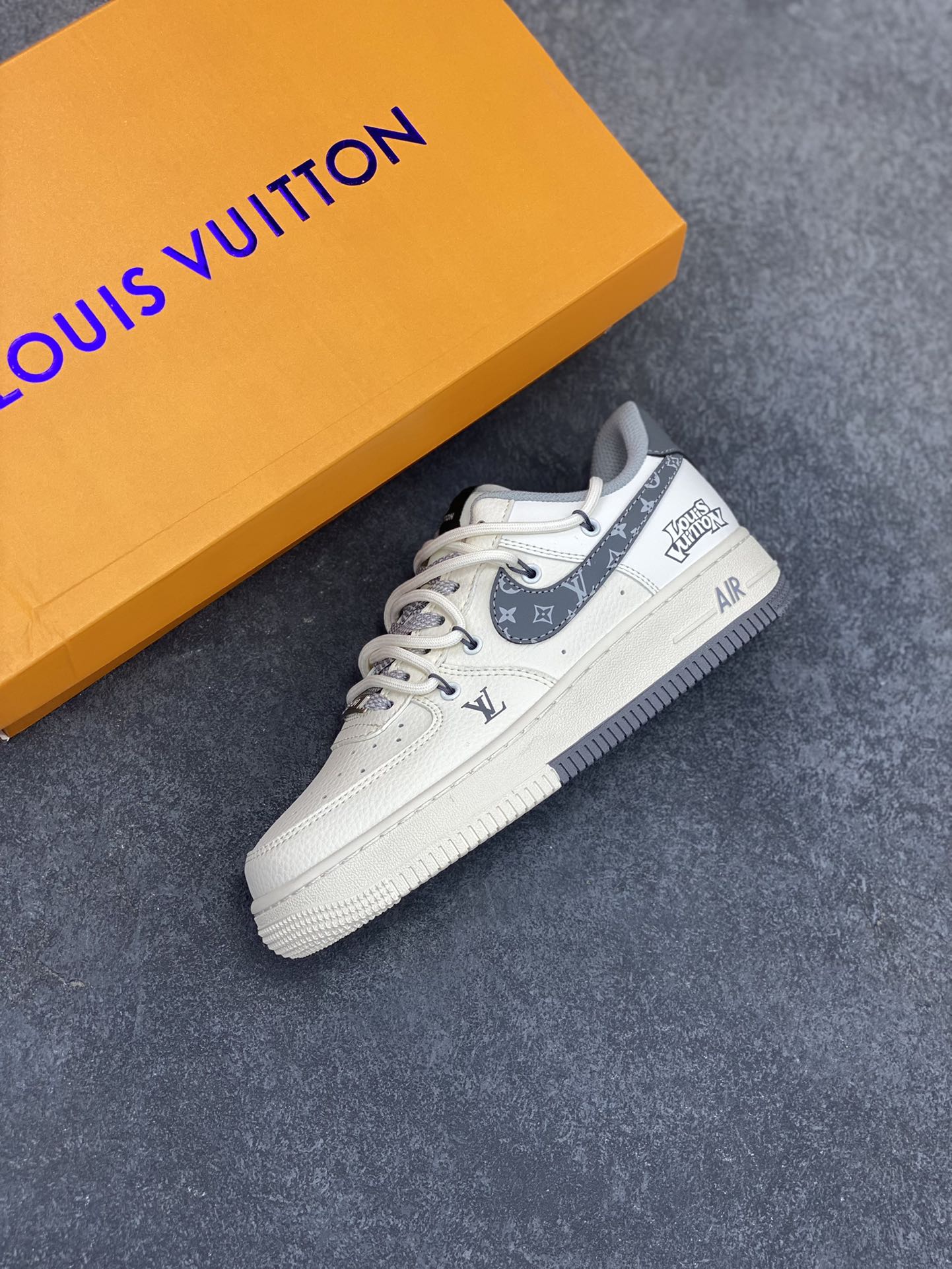 图片[7]-NIke Air Force 1 \’07 Low “LV联名——双拼灰花纹抽绳”空军一号 低帮 运动鞋 休闲鞋 折边针车 工艺难度大 原楦头原纸板 原装鞋盒 定制五金配件 内置全掌气垫 原厂鞋底 货号：DM6868-063 尺码：36 36.5 37.5 38 38.5 39 40 40.5 41 42 42.5 43 44 44.5 45-选品中心