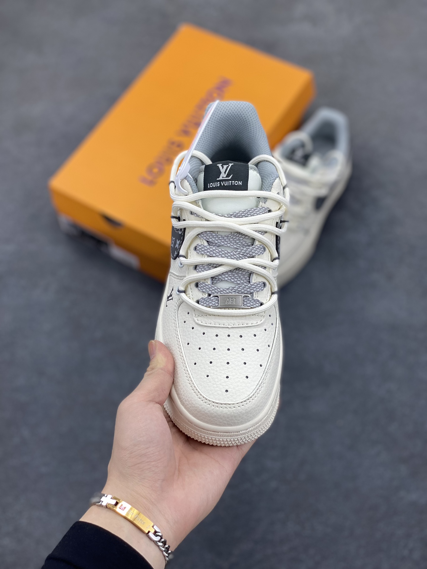 图片[2]-NIke Air Force 1 \’07 Low “LV联名——双拼灰花纹抽绳”空军一号 低帮 运动鞋 休闲鞋 折边针车 工艺难度大 原楦头原纸板 原装鞋盒 定制五金配件 内置全掌气垫 原厂鞋底 货号：DM6868-063 尺码：36 36.5 37.5 38 38.5 39 40 40.5 41 42 42.5 43 44 44.5 45-选品中心