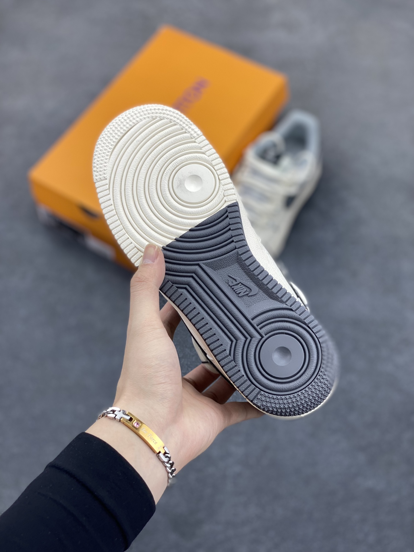 图片[5]-NIke Air Force 1 \’07 Low “LV联名——双拼灰花纹抽绳”空军一号 低帮 运动鞋 休闲鞋 折边针车 工艺难度大 原楦头原纸板 原装鞋盒 定制五金配件 内置全掌气垫 原厂鞋底 货号：DM6868-063 尺码：36 36.5 37.5 38 38.5 39 40 40.5 41 42 42.5 43 44 44.5 45-选品中心
