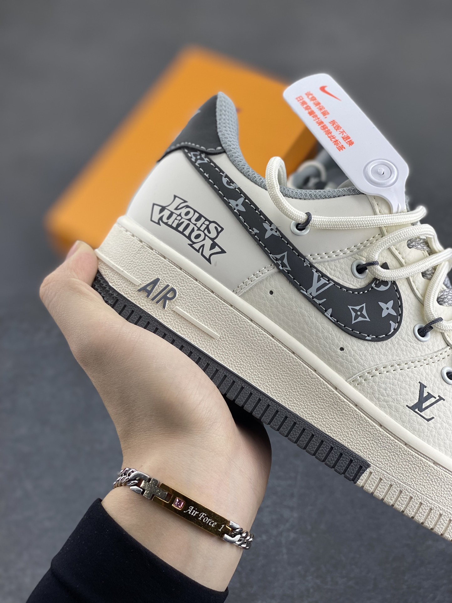 图片[6]-NIke Air Force 1 \’07 Low “LV联名——双拼灰花纹抽绳”空军一号 低帮 运动鞋 休闲鞋 折边针车 工艺难度大 原楦头原纸板 原装鞋盒 定制五金配件 内置全掌气垫 原厂鞋底 货号：DM6868-063 尺码：36 36.5 37.5 38 38.5 39 40 40.5 41 42 42.5 43 44 44.5 45-选品中心