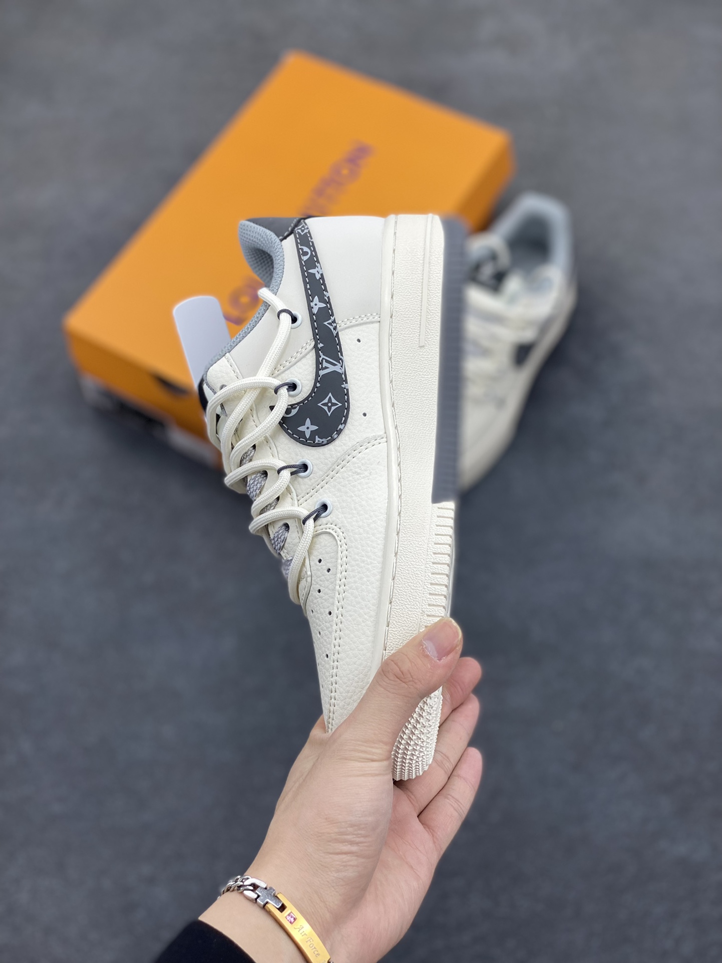 图片[3]-NIke Air Force 1 \’07 Low “LV联名——双拼灰花纹抽绳”空军一号 低帮 运动鞋 休闲鞋 折边针车 工艺难度大 原楦头原纸板 原装鞋盒 定制五金配件 内置全掌气垫 原厂鞋底 货号：DM6868-063 尺码：36 36.5 37.5 38 38.5 39 40 40.5 41 42 42.5 43 44 44.5 45-选品中心