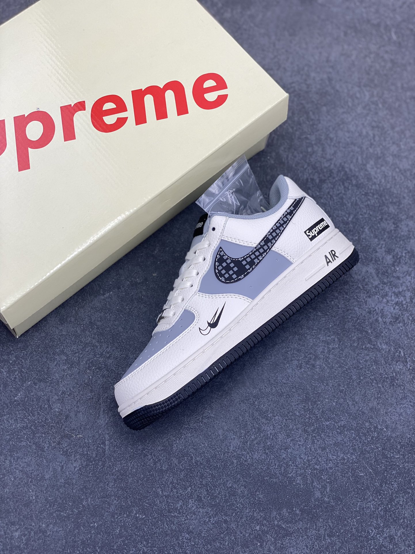 图片[7]-NIke Air Force 1 \’07 Low “Supreme联名——米灰积木”空军一号 低帮 运动鞋 休闲鞋 折边针车 工艺难度大 原楦头原纸板 原装鞋盒 定制五金配件 内置全掌气垫 原厂鞋底 货号：XS1958-568 尺码：36 36.5 37.5 38 38.5 39 40 40.5 41 42 42.5 43 44 44.5 45-选品中心